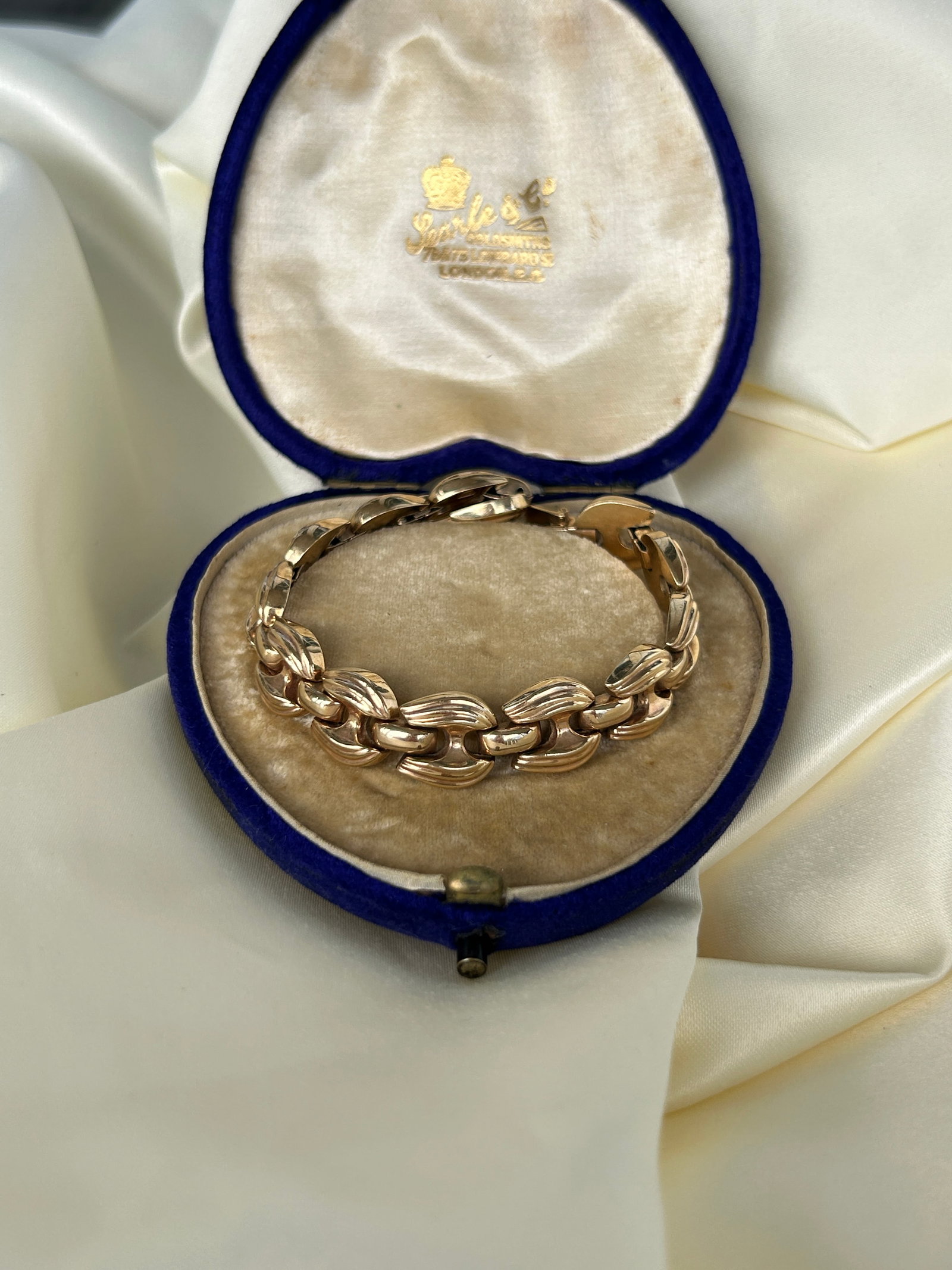 Vintage 9ct Yellow Gold Unusual Design Boxed Bracelet: Vintage 9ct Yellow Gold Unusual Design Boxed Bracelet Weight: 21.84g Length: 18.4cm Link width: 12.5mm, Depth 3mm Hallmarks: Fully Hallmarked C.1966, Birmingham, 9.375 Condition: The overall