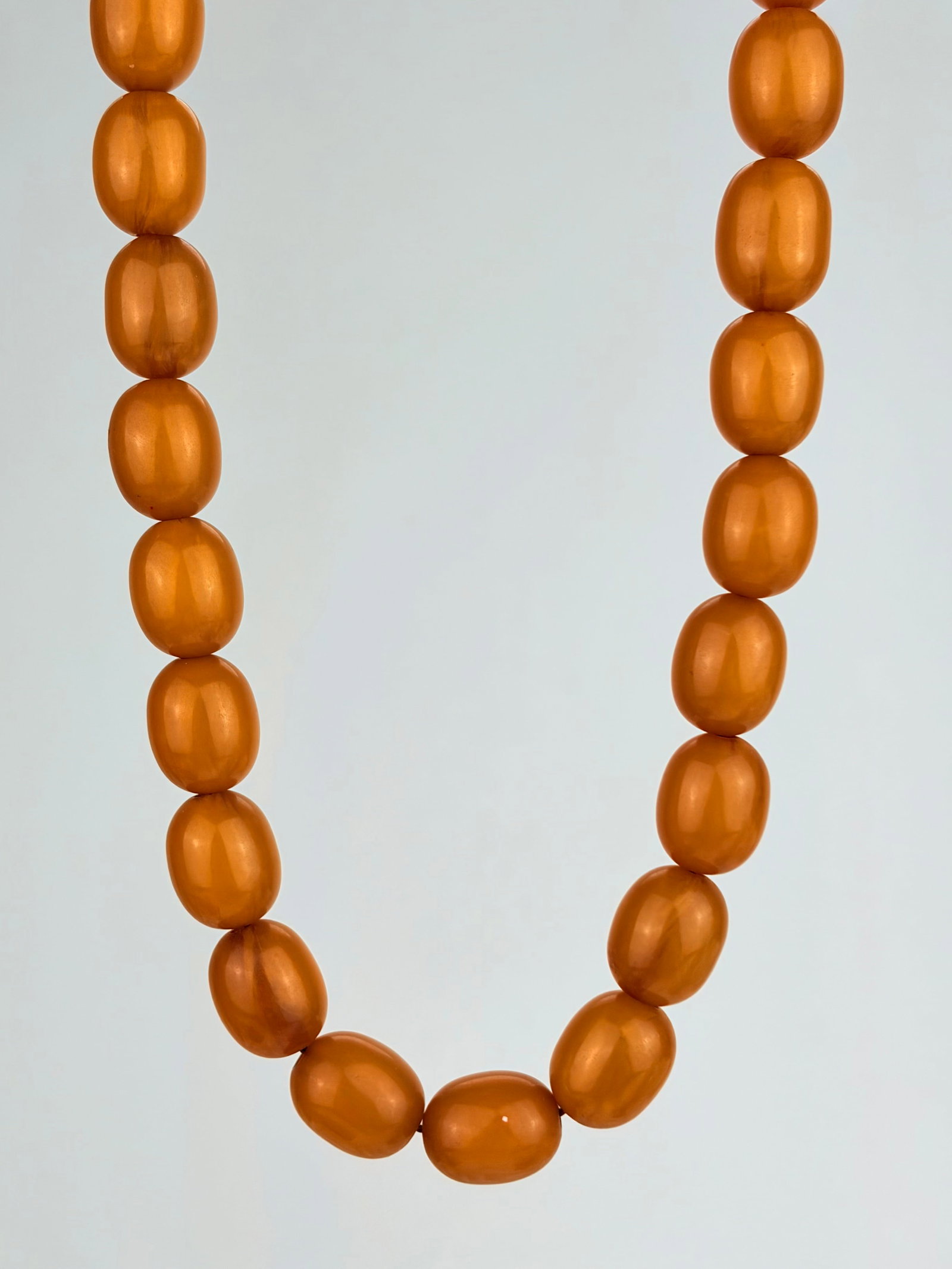 AMBER BAKELITE BEAD NECKLACE NO CLASP: AMBER BAKELITE BEAD NECKLACE Weight 62g Length 47cm, 67cm string length Largest bead 16x12mm Office use: udz