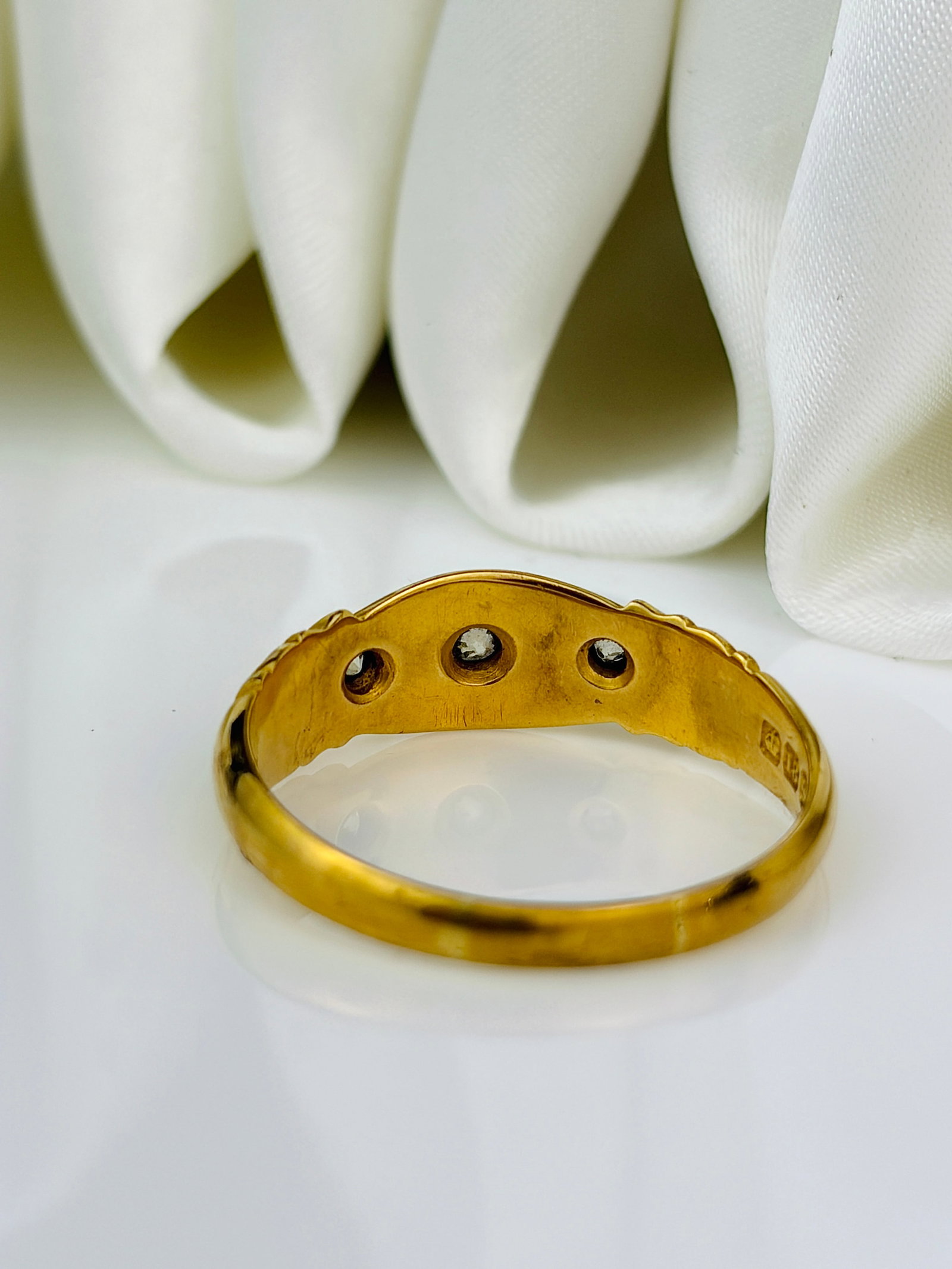 antique c.1912 Diamond and 18 Carat Gold Three-Stone Star Setting Band - 3