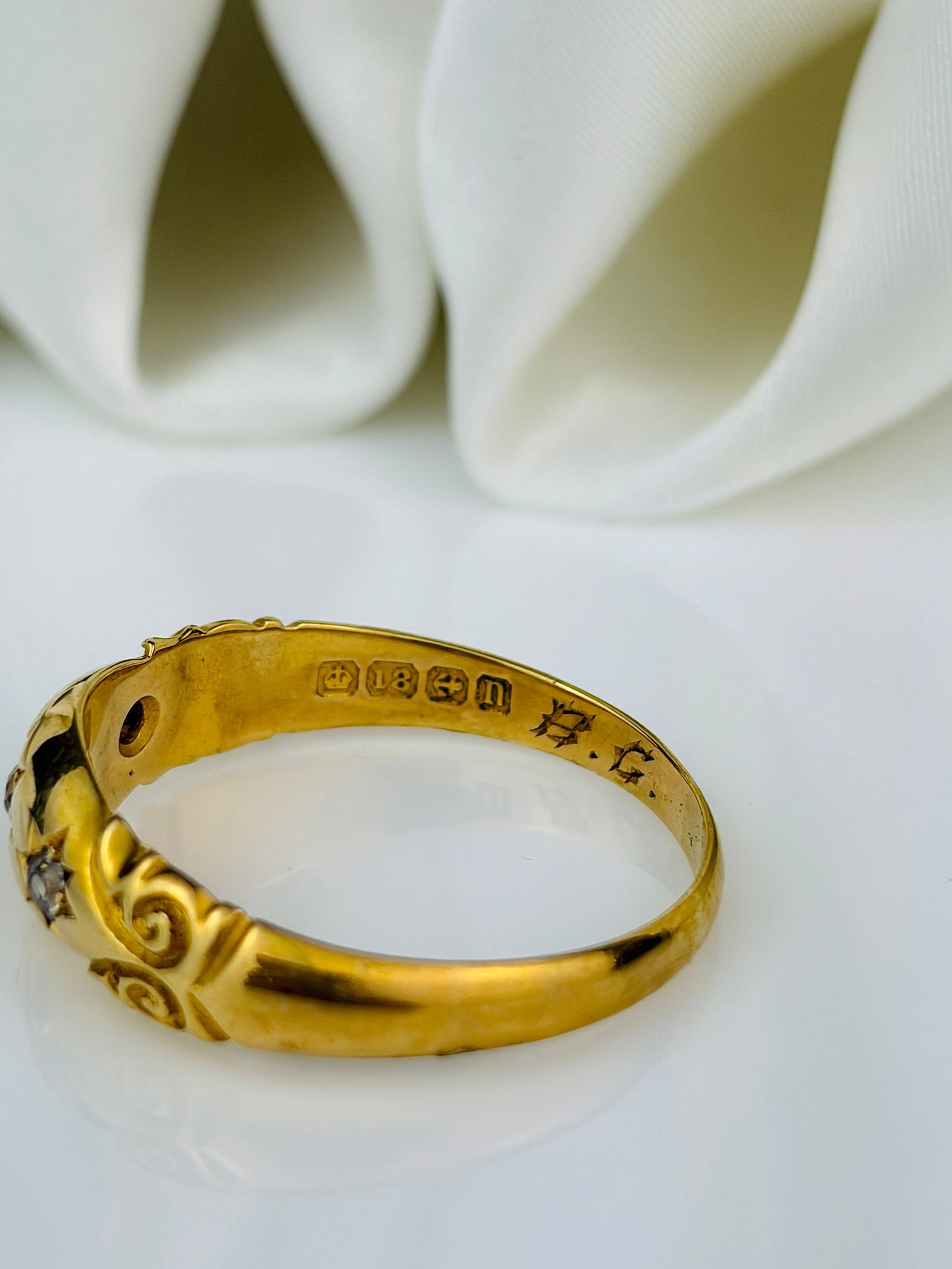 antique c.1912 Diamond and 18 Carat Gold Three-Stone Star Setting Band - 4