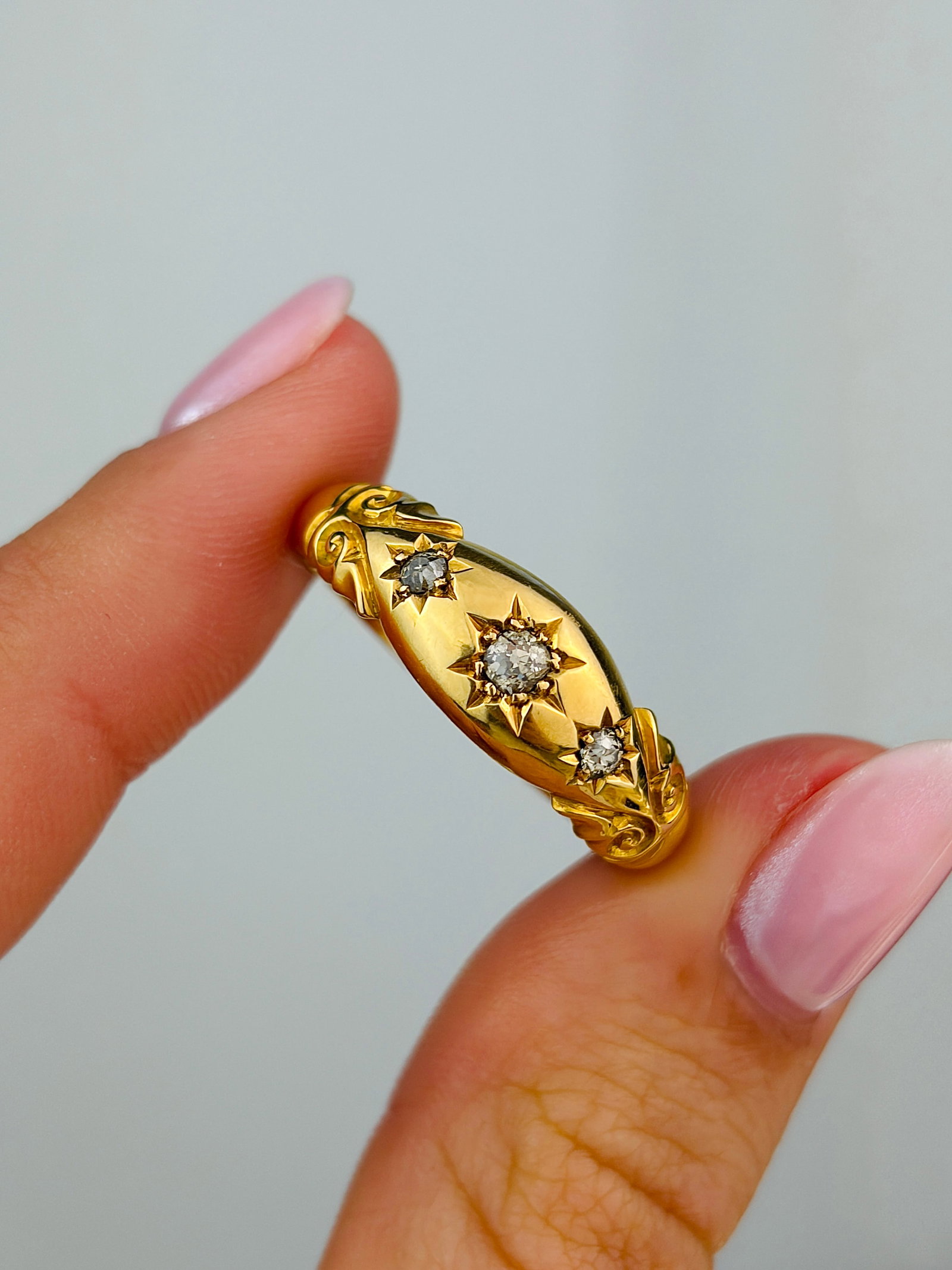 antique c.1912 Diamond and 18 Carat Gold Three-Stone Star Setting Band - 5