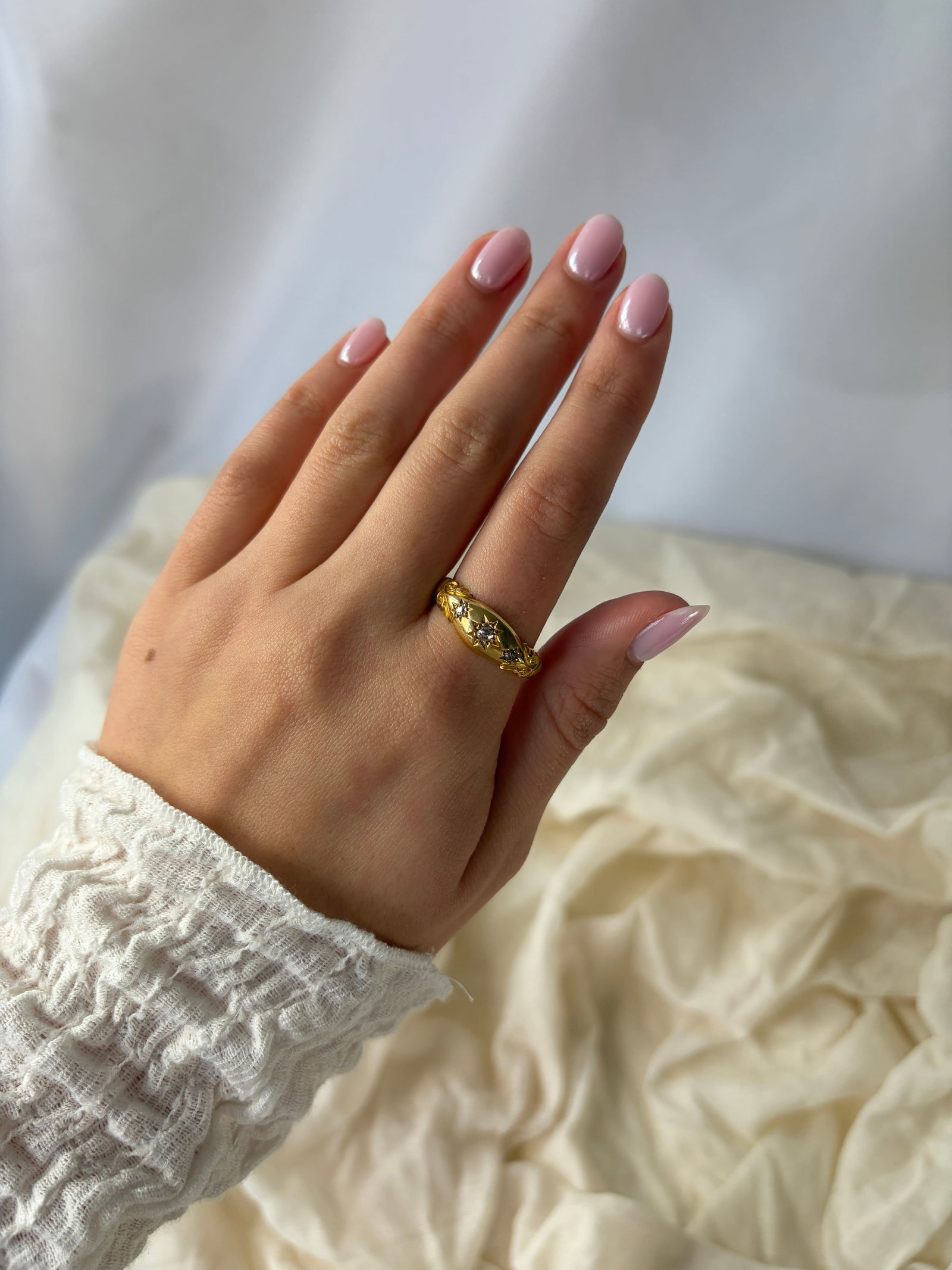 antique c.1912 Diamond and 18 Carat Gold Three-Stone Star Setting Band - 8