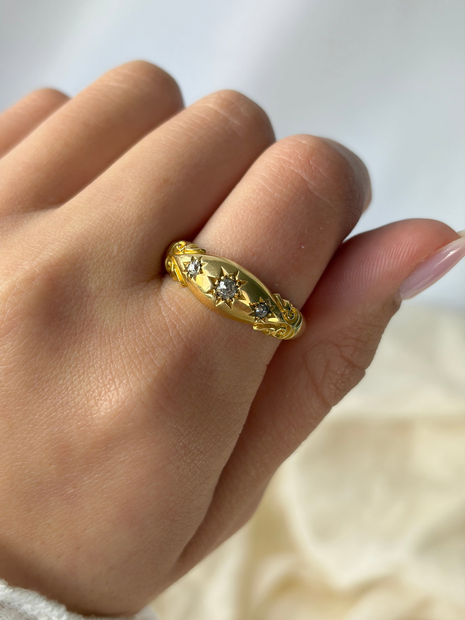 antique c.1912 Diamond and 18 Carat Gold Three-Stone Star Setting Band - 9