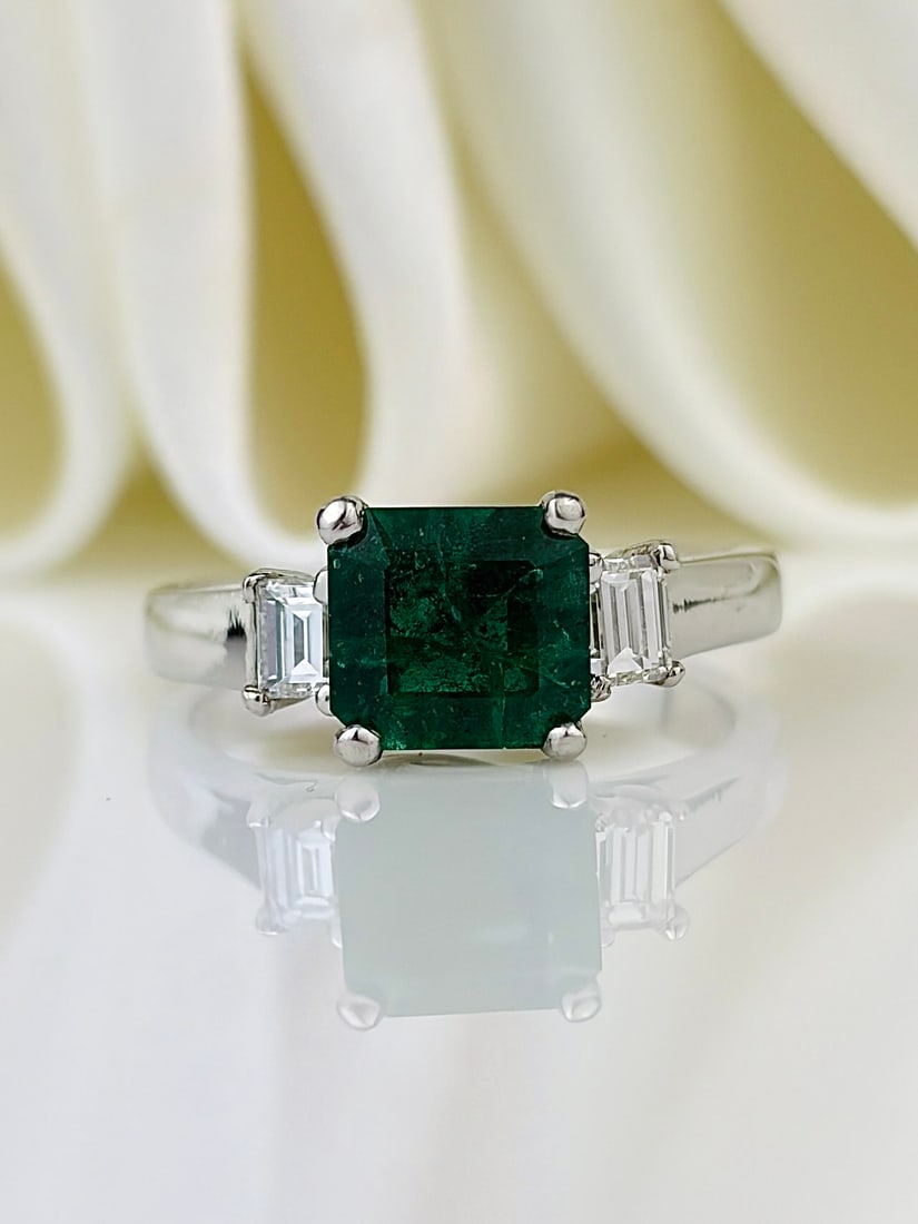 OUTSTANDING PLATINUM EMERALD AND DIAMOND RING: OUTSTANDING PLATINUM EMERALD AND DIAMOND RING Truly exquisite ring! Weight: 5.37g Size: UK J, US 5.25, Width 6mm, height off finger 5.5mm Materials: 18ct gold Hallmarks: Stamped PT950