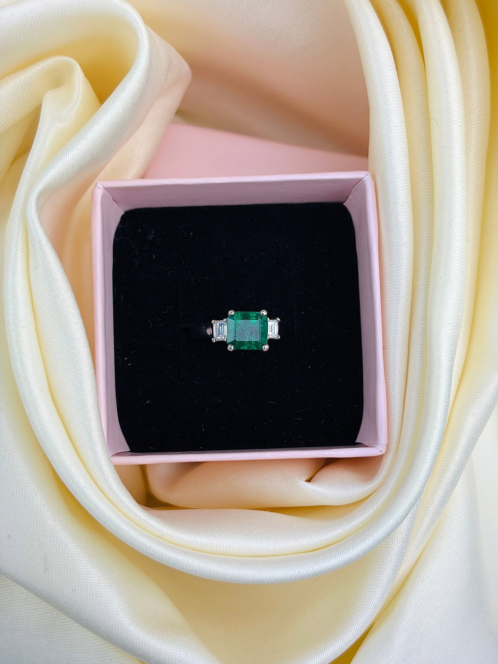 OUTSTANDING PLATINUM EMERALD AND DIAMOND RING - 9