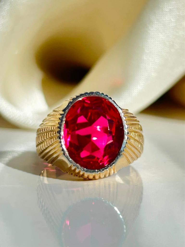 Large Synthetic Ruby Heavy 18ct Yellow Gold Signet Ring: Large Synthetic Ruby Heavy 18ct Yellow Gold Signet Ring truly amazing statement ring measurements size UK T1/2 US 93/4 head of ring 13mm x 15mm weight 9.96g 
