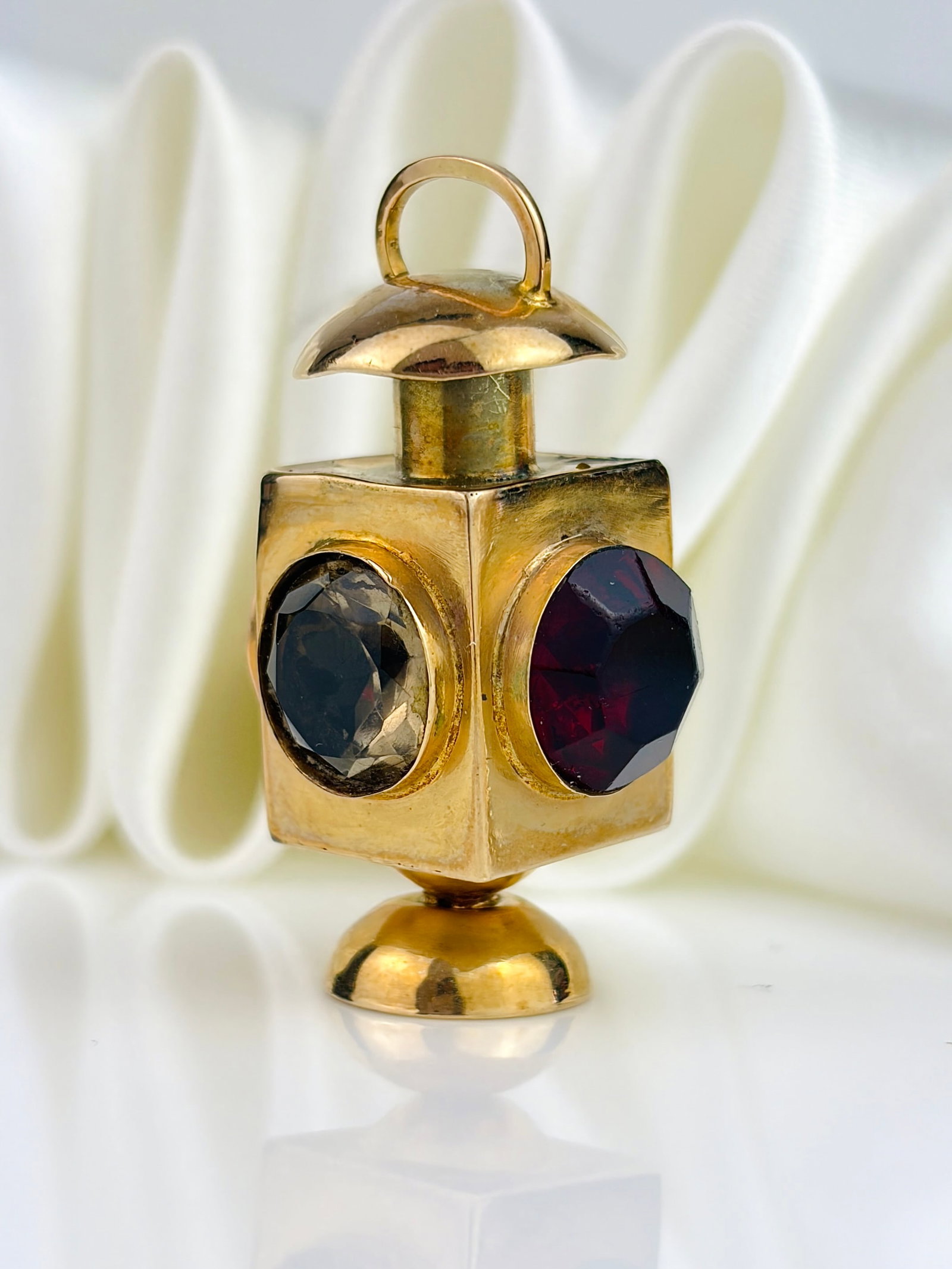 LARGE VINTAGE GOLD GEMSET MINERS LAMP PENDANT: LARGE VINTAGE GOLD GEMSET MINERS LAMP PENDANT Lovely chunky pendant! The chain is not included. Weight: 8.6g Size: 37x21mm Materials: Gold Hallmarks: None present Condition: Very