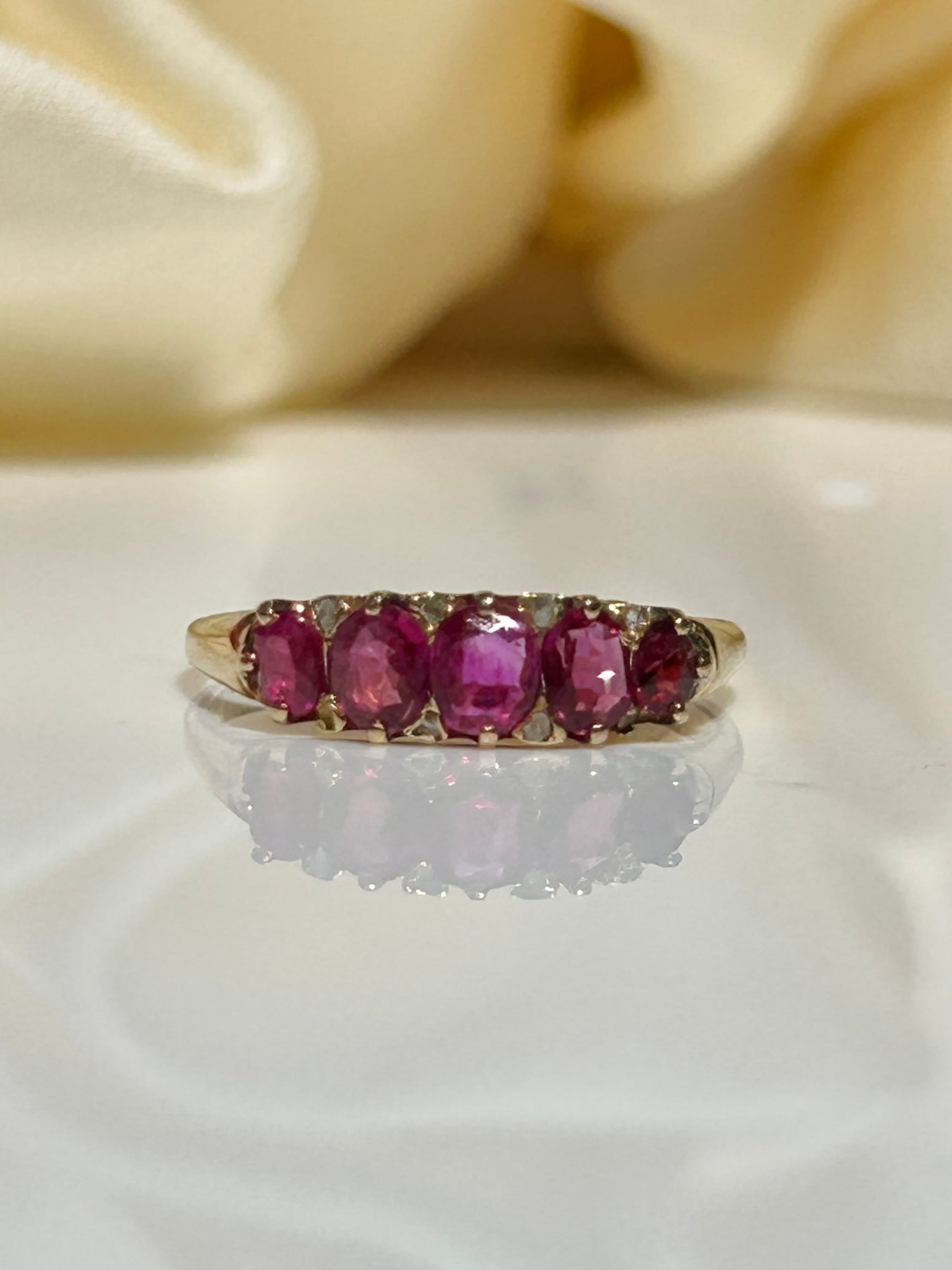 Antique 15ct Gold Ruby & Diamond 5 Stone Ring: Antique 15ct Gold Ruby & Diamond 5 Stone Ring Sweet Antique Ruby & Diamond Ring Ring Size UK O / USA size 7.5 Weight 2.46 g Office use : DCZ 
