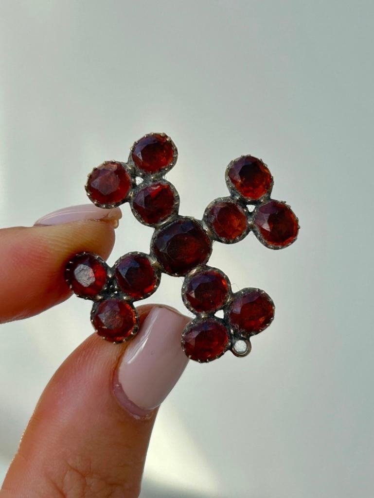 Antique Hessonite Garnet Maltese Cross Gold Brooch: Antique Hessonite Garnet Maltese Cross Gold Brooch charming! measurements size 23mm x 23mm weight 7.81g materials garnet and gold Q22