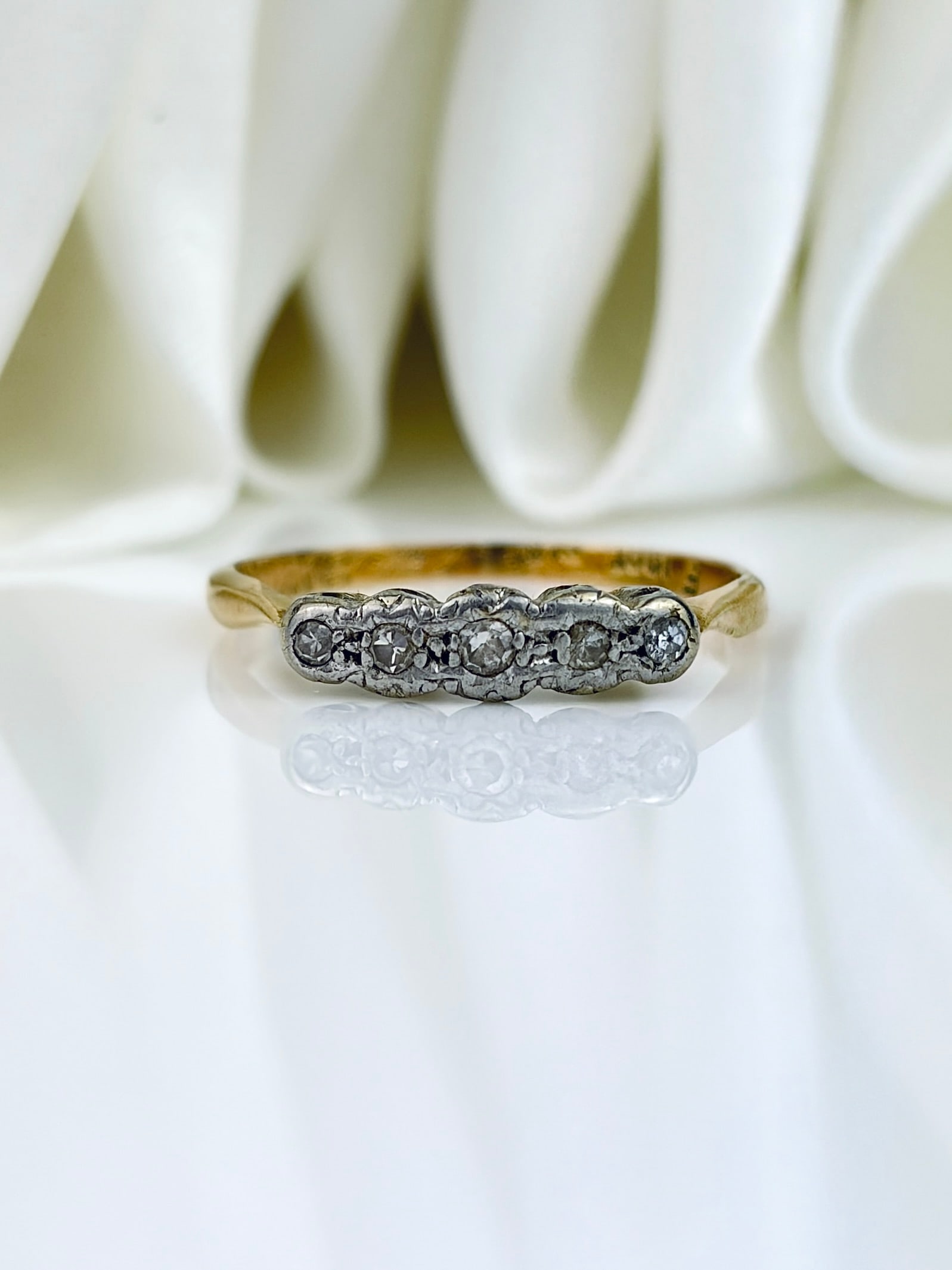WONDERFUL C.1936 18CT GOLD AND PLATINUM DIAMOND 5 STONE RING (1 of 9)