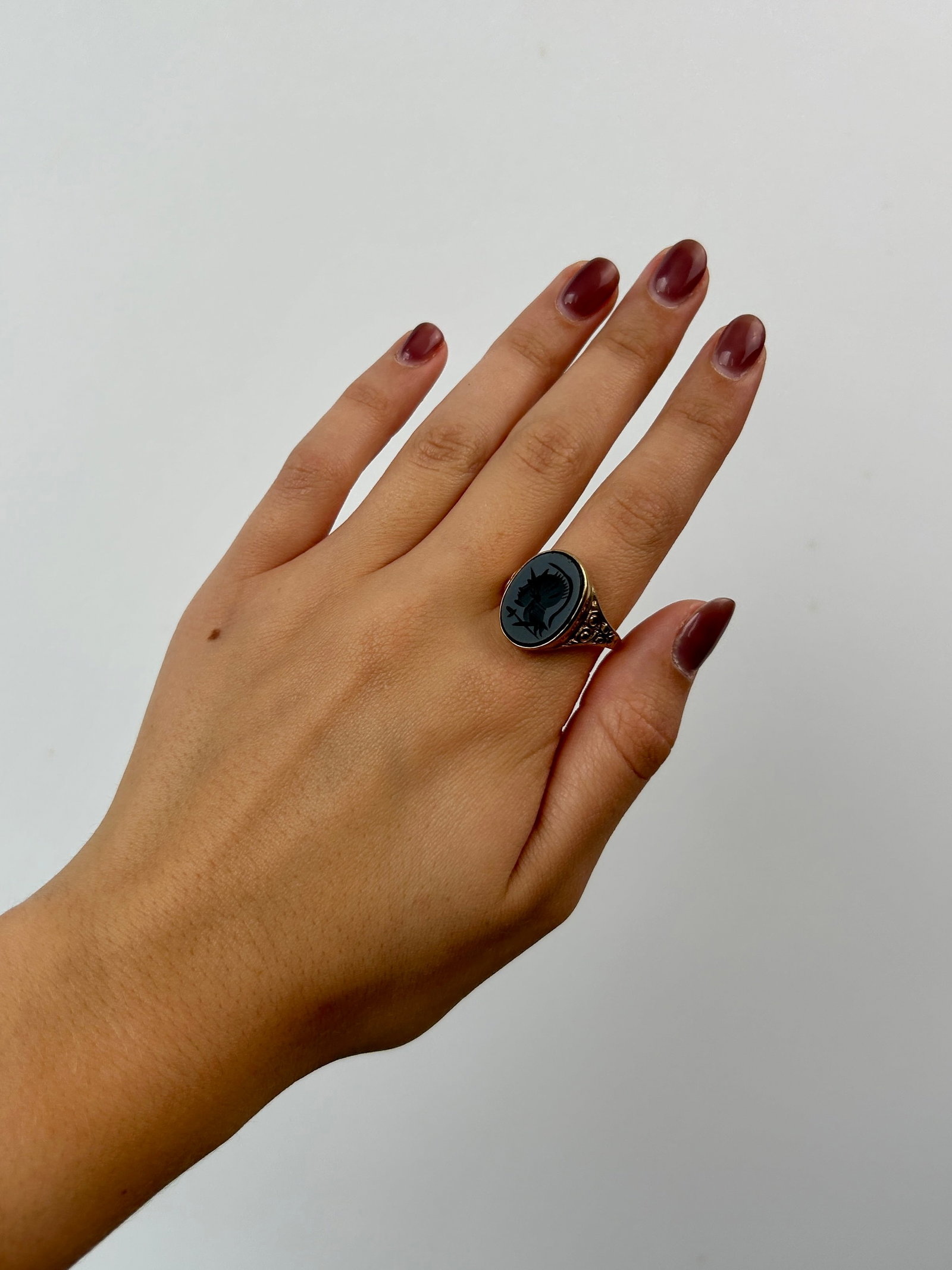 Vintage Carved Onyx Roman Intaglio Ring in 9ct Gold - 6
