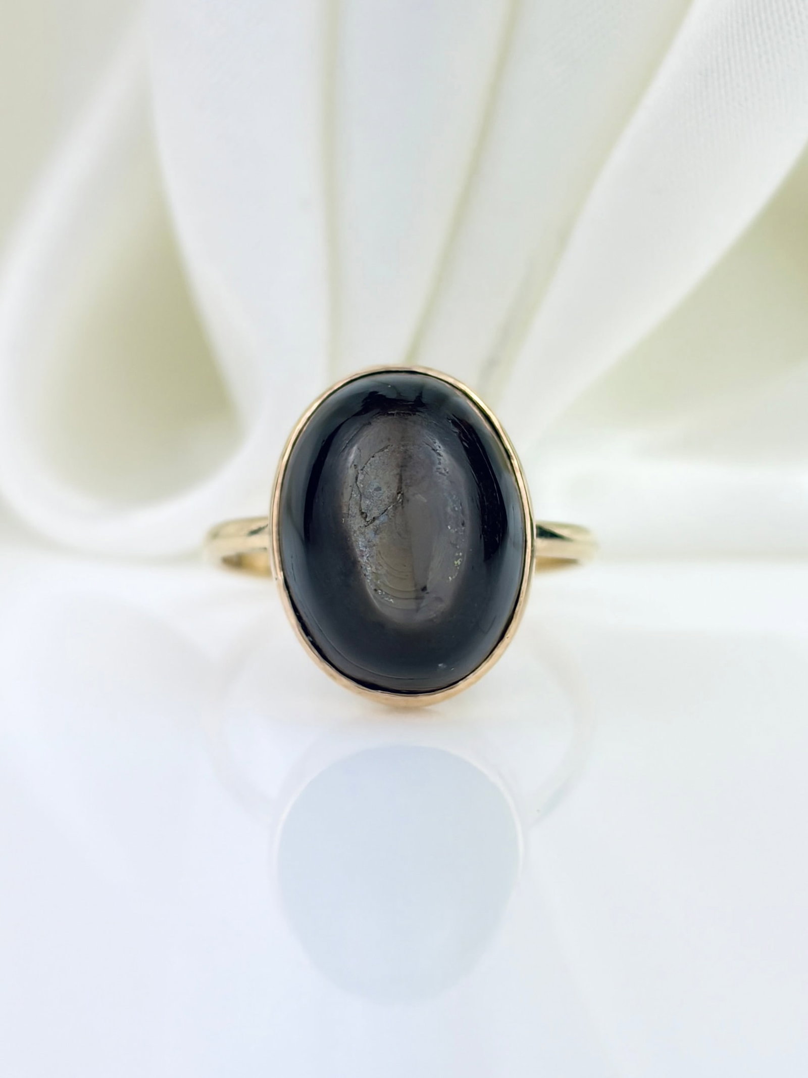 VINTAGE 9CT GOLD CATSEYE LARGE RING: VINTAGE 9CT GOLD CATSEYE LARGE RING Weight: 3.45g Size: UK P, US 8, Head of ring 15x11mm, height off finger 7mm Materials: 9ct gold Hallmarks: None present Condition: Very good