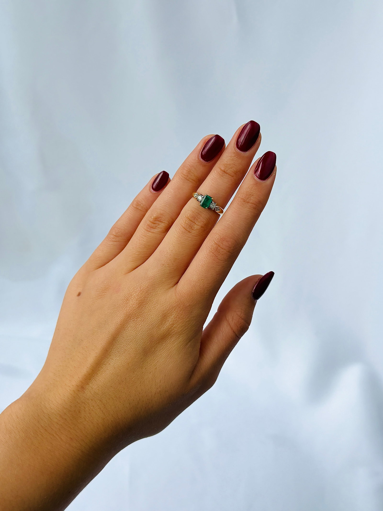 Vintage 18ct Yellow Gold Emerald and Diamond 5 Stone Ring - 9