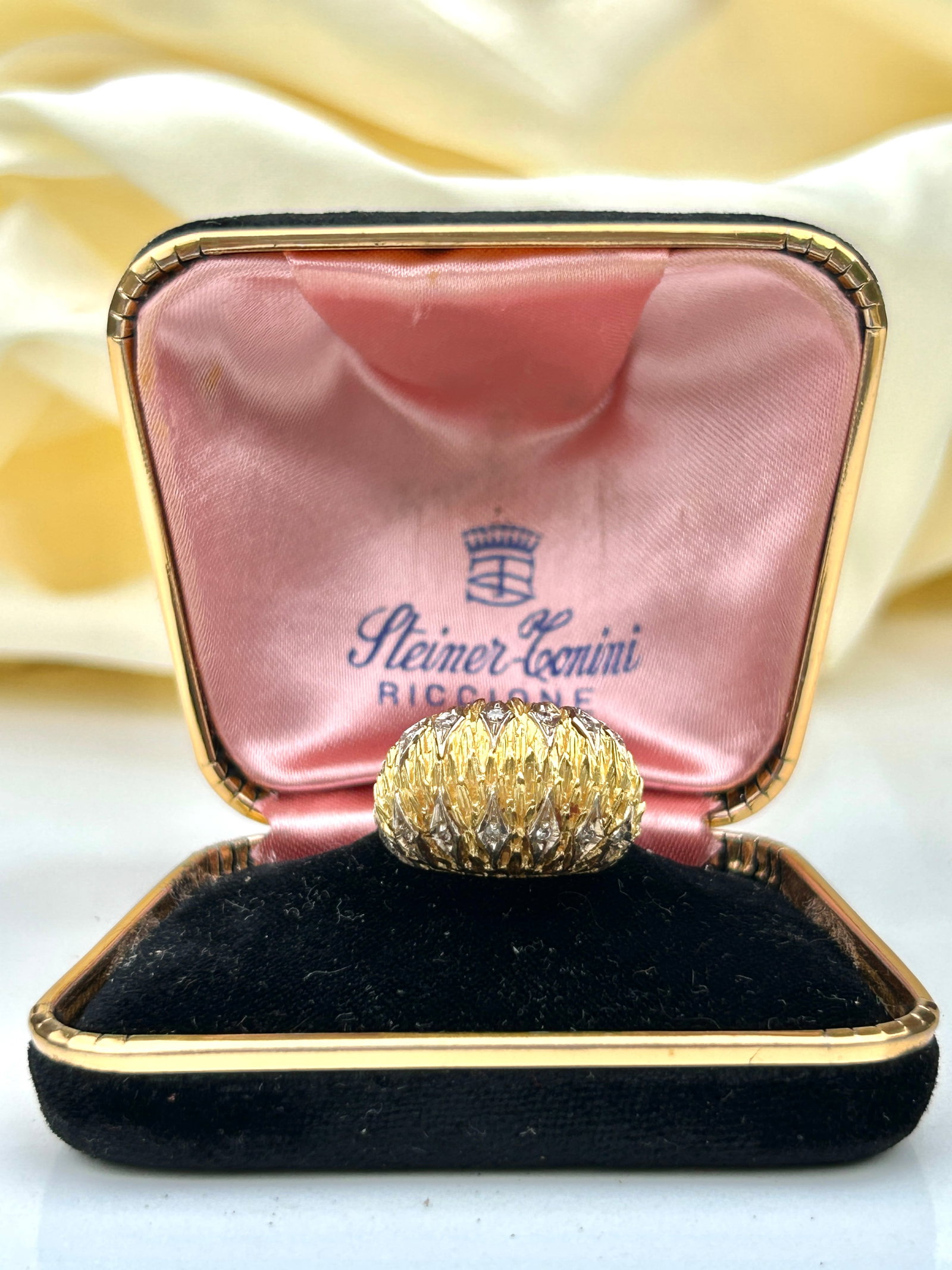 Amazing 18ct yellow gold and diamond designer bombe ring in box: Amazing 18ct yellow gold and diamond designer bombe ring in box Heavy 18ct gold ring with the most incredible design ! weight 9.67 g ring size uk K / USA 5.5 Stamps : italy / 18k 