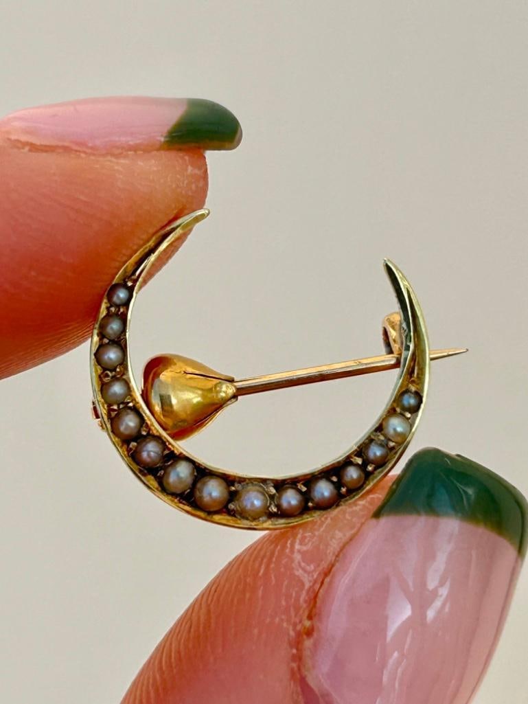 Antique 15ct Yellow Gold Pearl Crescent Moon Brooch: Antique 15ct Yellow Gold Pearl Crescent Moon Brooch sweetest pearl crescent Length 17mm width 17mm weight 1.46g stamped 14 materials: 15ct yellow gold and pearl