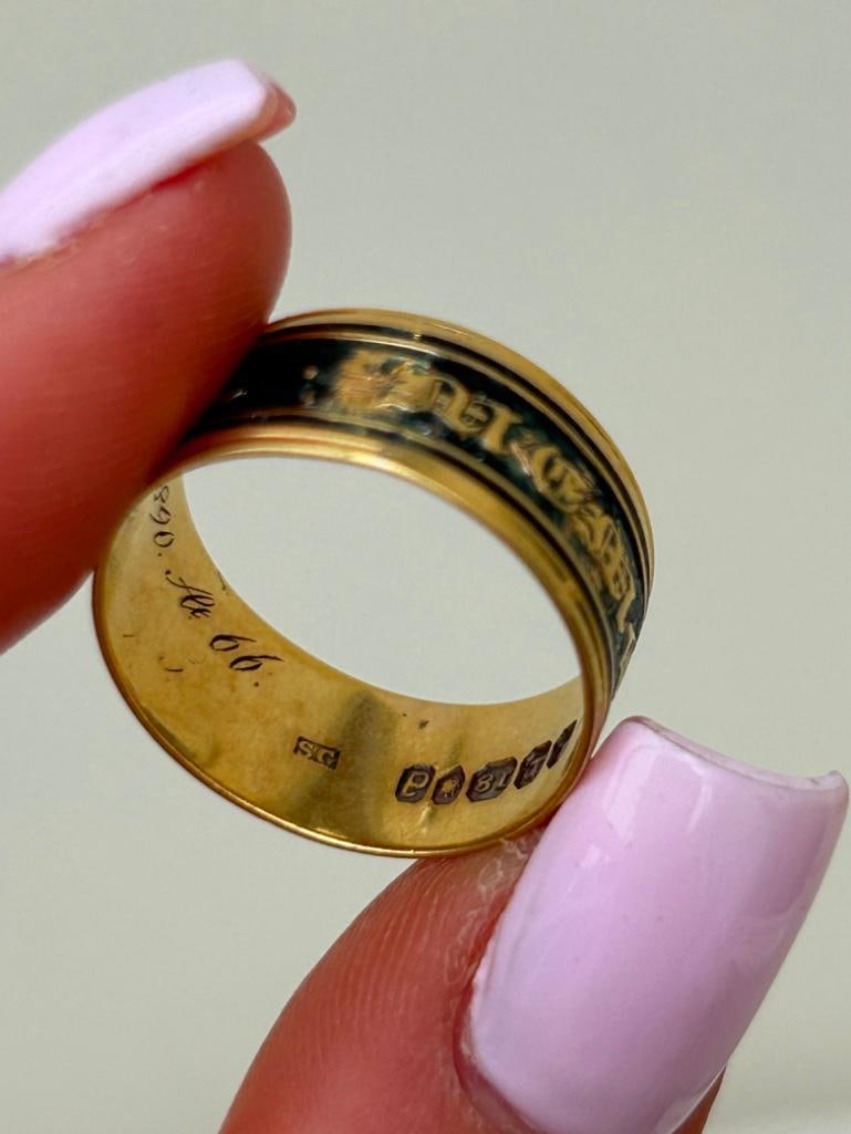 Antique C.1890 Wide Black Enamel 18ct Yellow Gold Mourning Band Ring with Inscription - 6