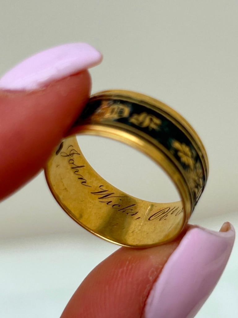 Antique C.1890 Wide Black Enamel 18ct Yellow Gold Mourning Band Ring with Inscription - 8