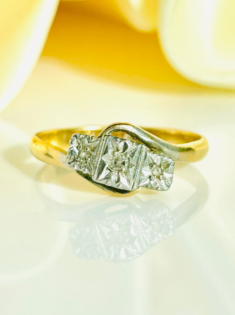 Antique 18ct Gold and Platinum Diamond 3 Stone Twist Ring: Antique 18ct Gold and Platinum Diamond 3 Stone Twist Ring