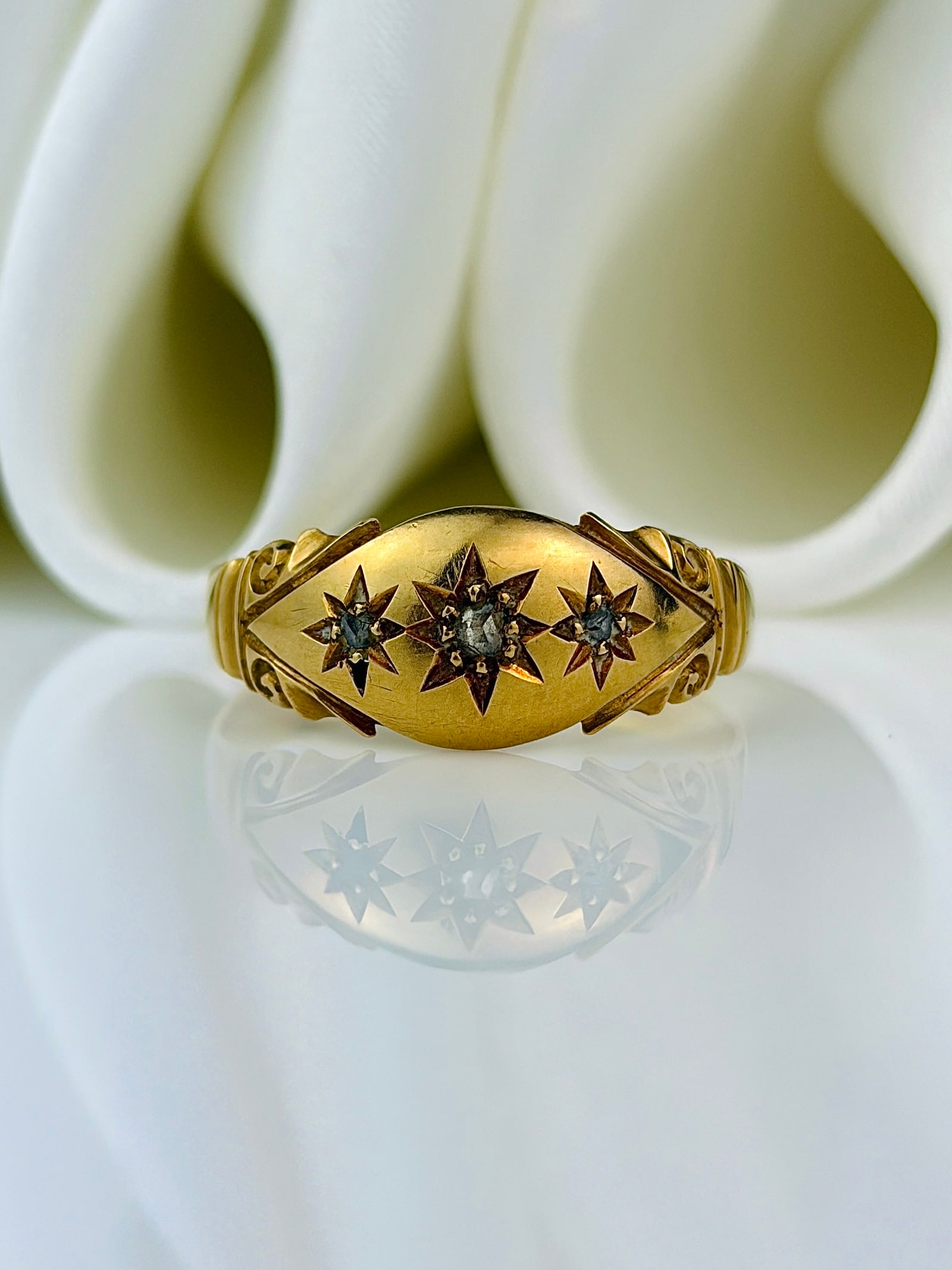 antique 22ct gold diamond 3 stone starburst star ring: antique 22ct gold diamond 3 stone starburst star ring Beautiful rose cut diamonds set in a lovely 22ct gold! Weight: 3.7g Size: UK N1/2, US 7.25, Width 7.5mm, Height off finger 2mm Materials: