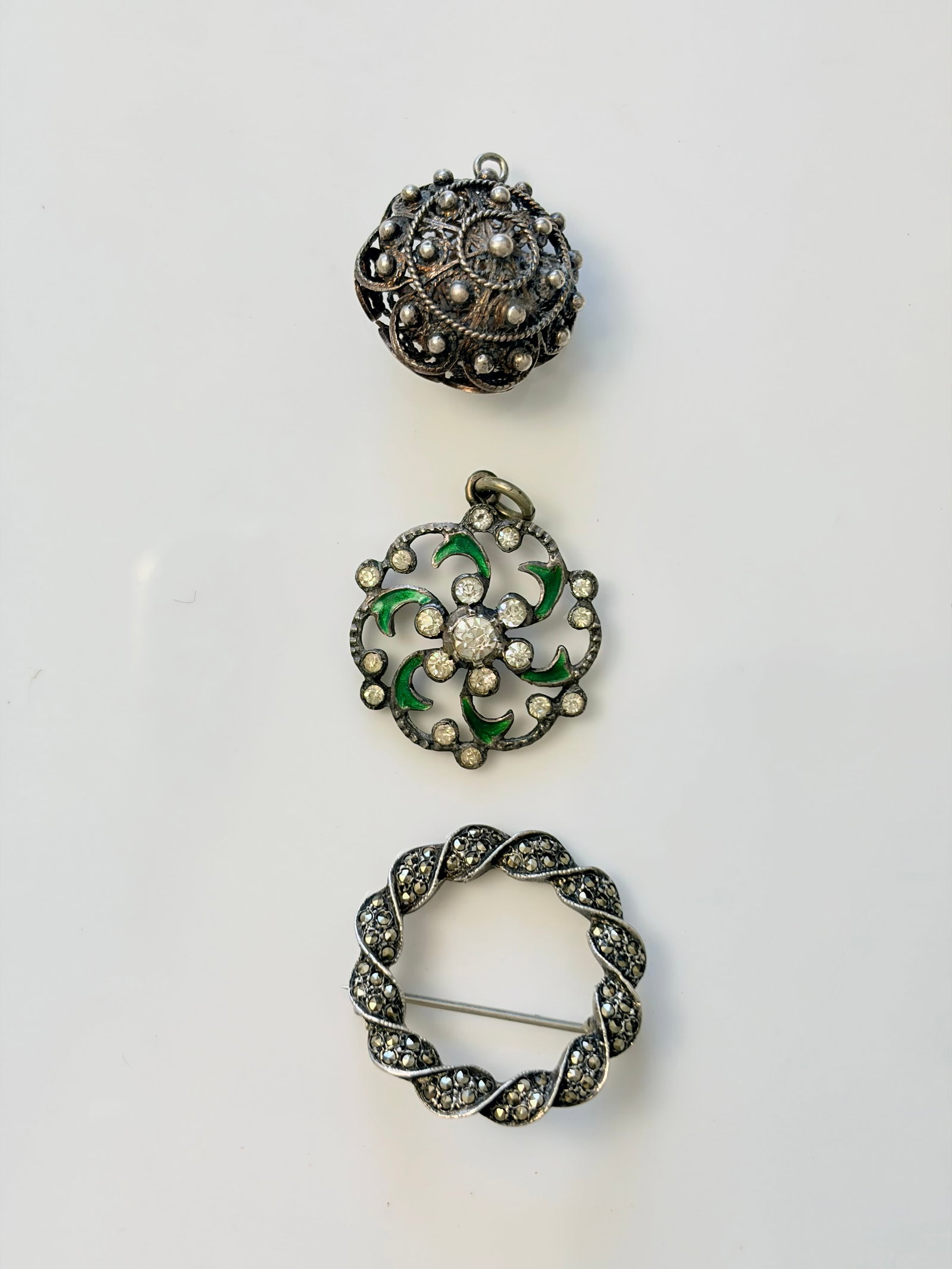 MIXED LOT- 3X SILVER ENAMEL PENDANT BROOCH ETC: MIXED LOT- 3X SILVER ENAMEL PENDANT BROOCH ETC