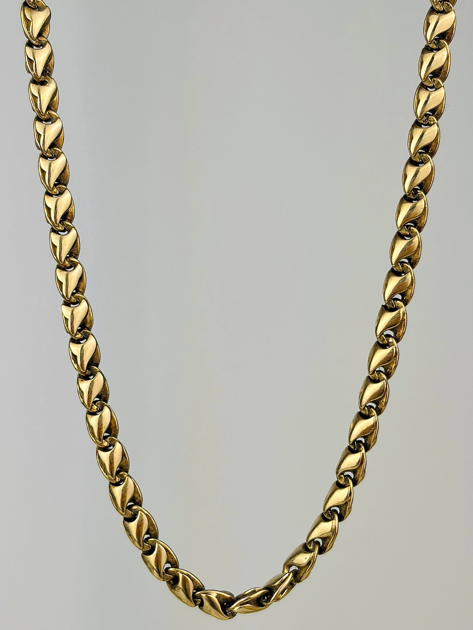 HEAVY UNUSUAL LINK 9CT YELLOW GOLD CHAIN NECKLACE: HEAVY UNUSUAL LINK 9CT YELLOW GOLD CHAIN NECKLACE Incredibly heavy chain with stunning unique links Weight: 26.69g Size: Length 66cm, link width 4mm Materials: 9ct gold Hallmarks: