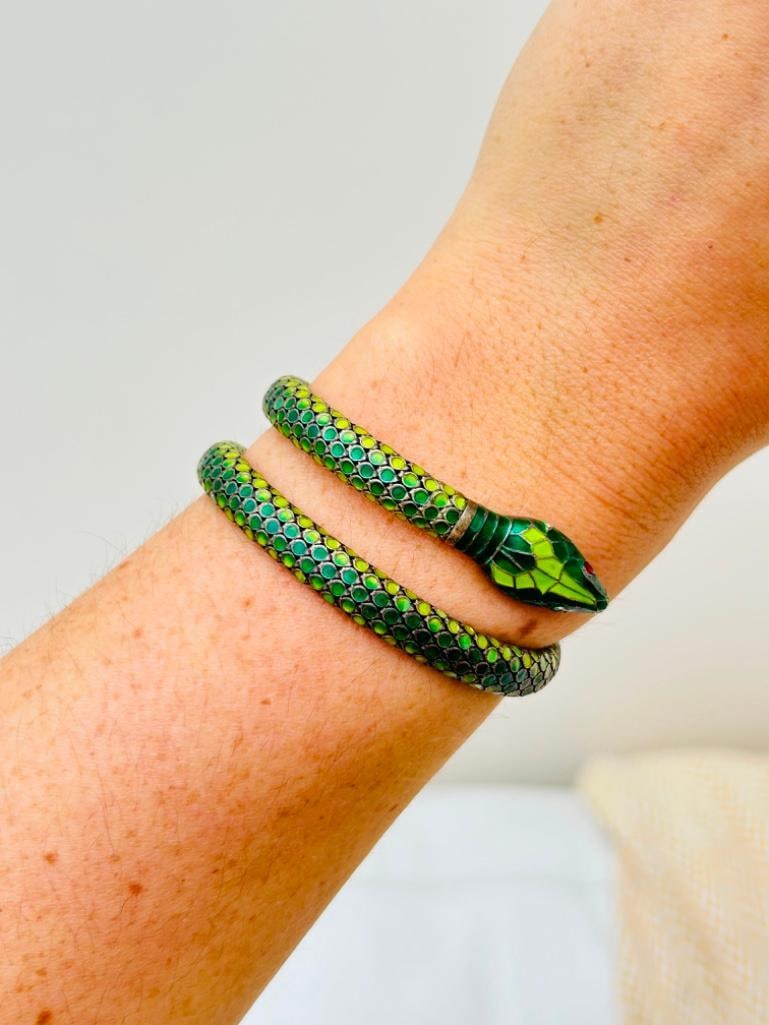 Amazing Green Coiled Snake Bangle Bracelet in 935: Amazing Green Coiled Snake Bangle Bracelet in 935 the most wonderful twist around bracelet, beautiful detailing measurements inner diameter 50mm x 50mm width 31mm Weight: 37.29g<