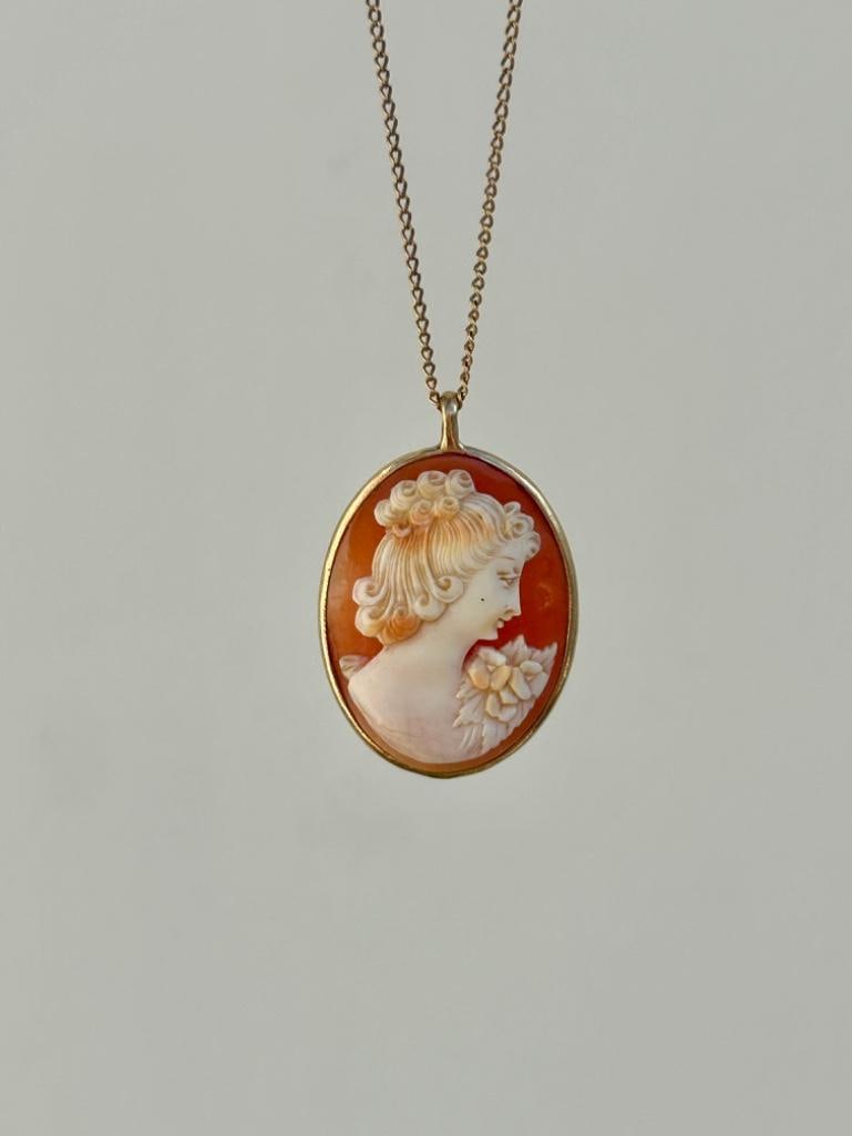9ct Gold Cameo Pendant on 9ct Gold Chain: 9ct Gold Cameo Pendant on 9ct Gold Chain charming cameo pendant measurements length 60cm pendant size 36mm x 24mm weight 9.05g materials 9ct gold and