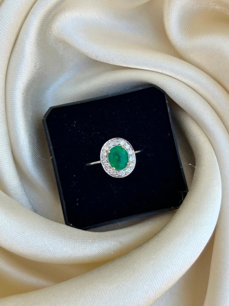 Vintage 18ct White Gold Emerald and Diamond Halo Ring - 5
