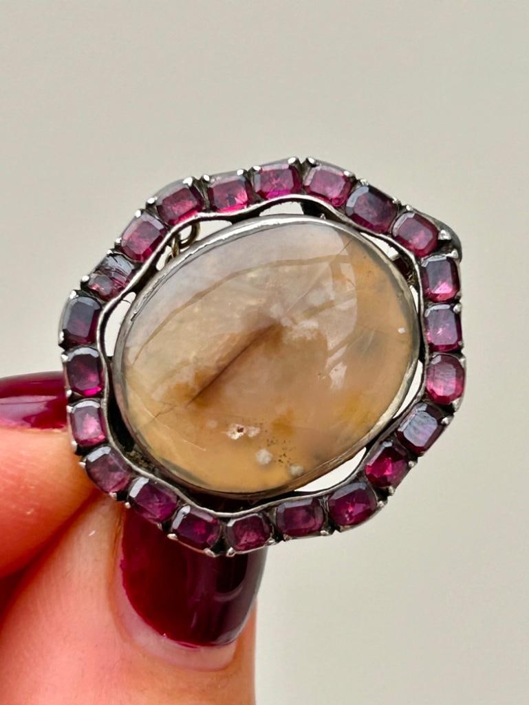 Georgian Era Agate and Flat Cut Garnet Chunky Brooch: Georgian Era Agate and Flat Cut Garnet Chunky Brooch charming and beautiful Georgian brooch measurements size 26mm x 23mm weight 7.59g materials garnet and