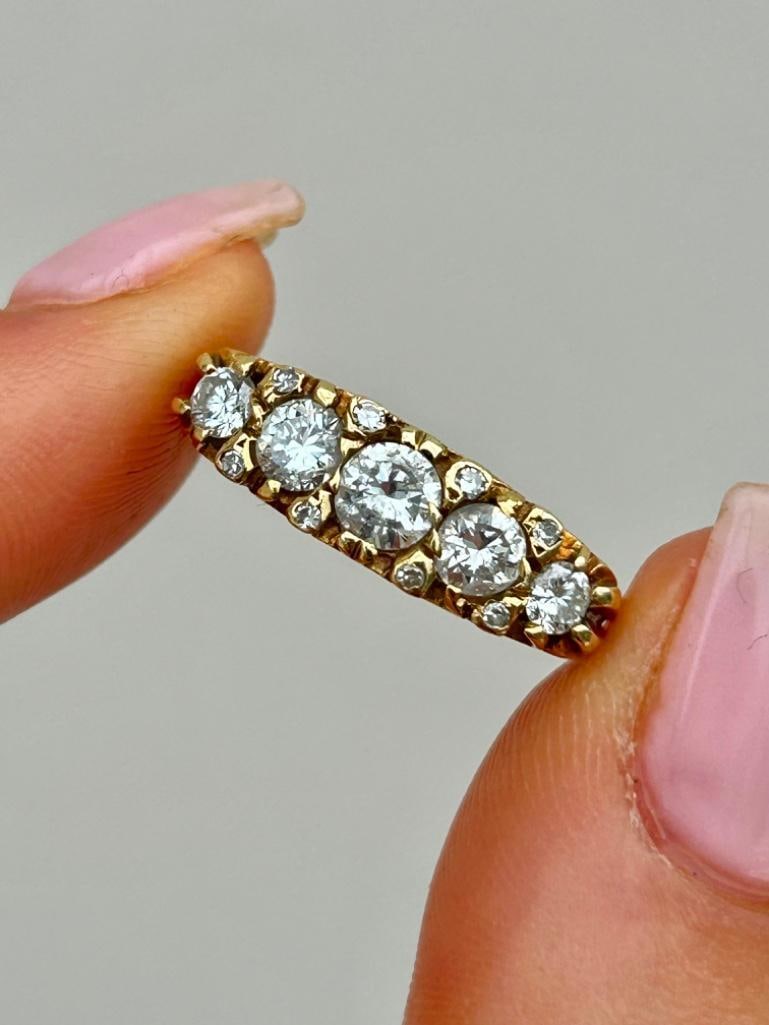 Large Diamond 5 Stone Ring with Diamond Points Approx 1.10ct in 18ct Yellow Gold: Large Diamond 5 Stone Ring with Diamond Points Approx 1.10ct in 18ct Yellow Gold 5 incredible bright clean diamonds, truly excellent! measurements ring size UK P / US 8