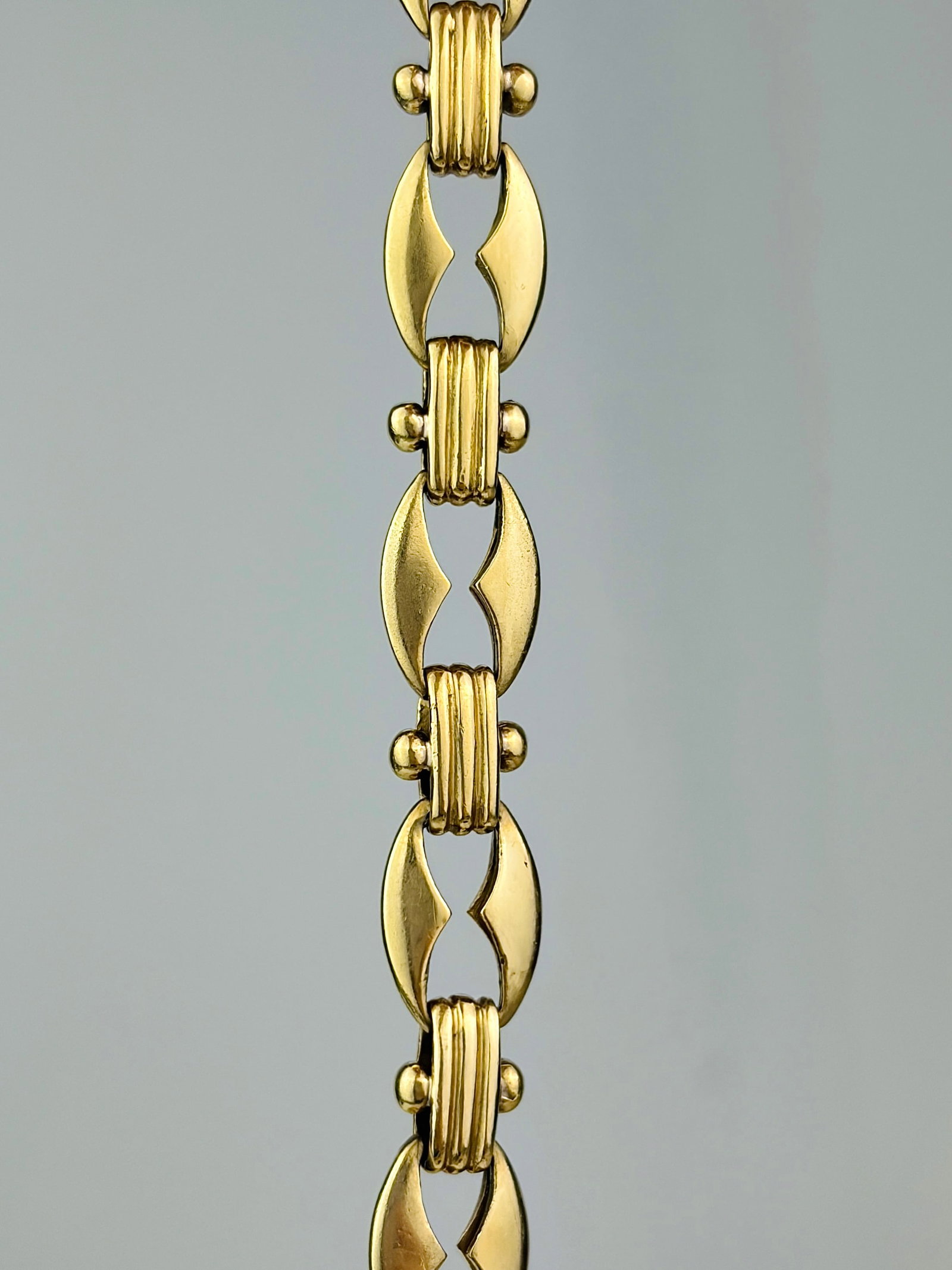 HEAVY 18CT YELLOW GOLD UNUSUAL LINK BRACELET: HEAVY 18CT YELLOW GOLD UNUSUAL LINK BRACELET Beautiful chunky bracelet! Weight: 25.54g Size: Length 18.6cm, link width 8mm Materials: 18ct gold Hallmarks: Faded stamp Condition: Very good