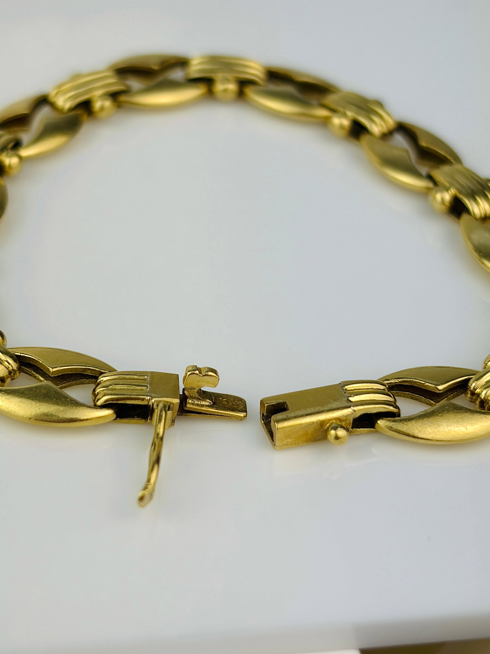 HEAVY 18CT YELLOW GOLD UNUSUAL LINK BRACELET - 4