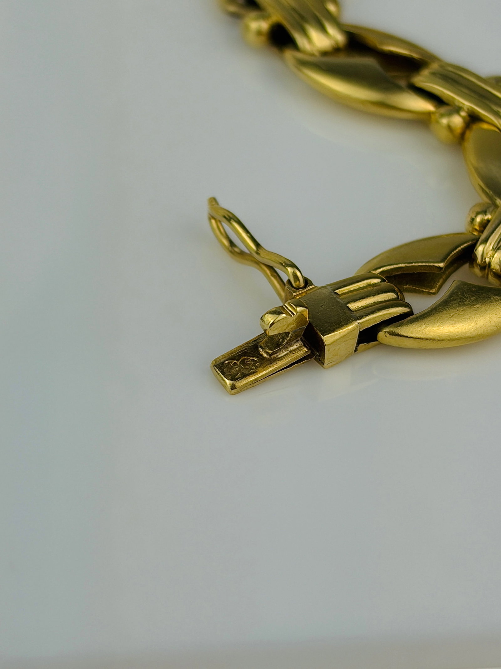 HEAVY 18CT YELLOW GOLD UNUSUAL LINK BRACELET - 5