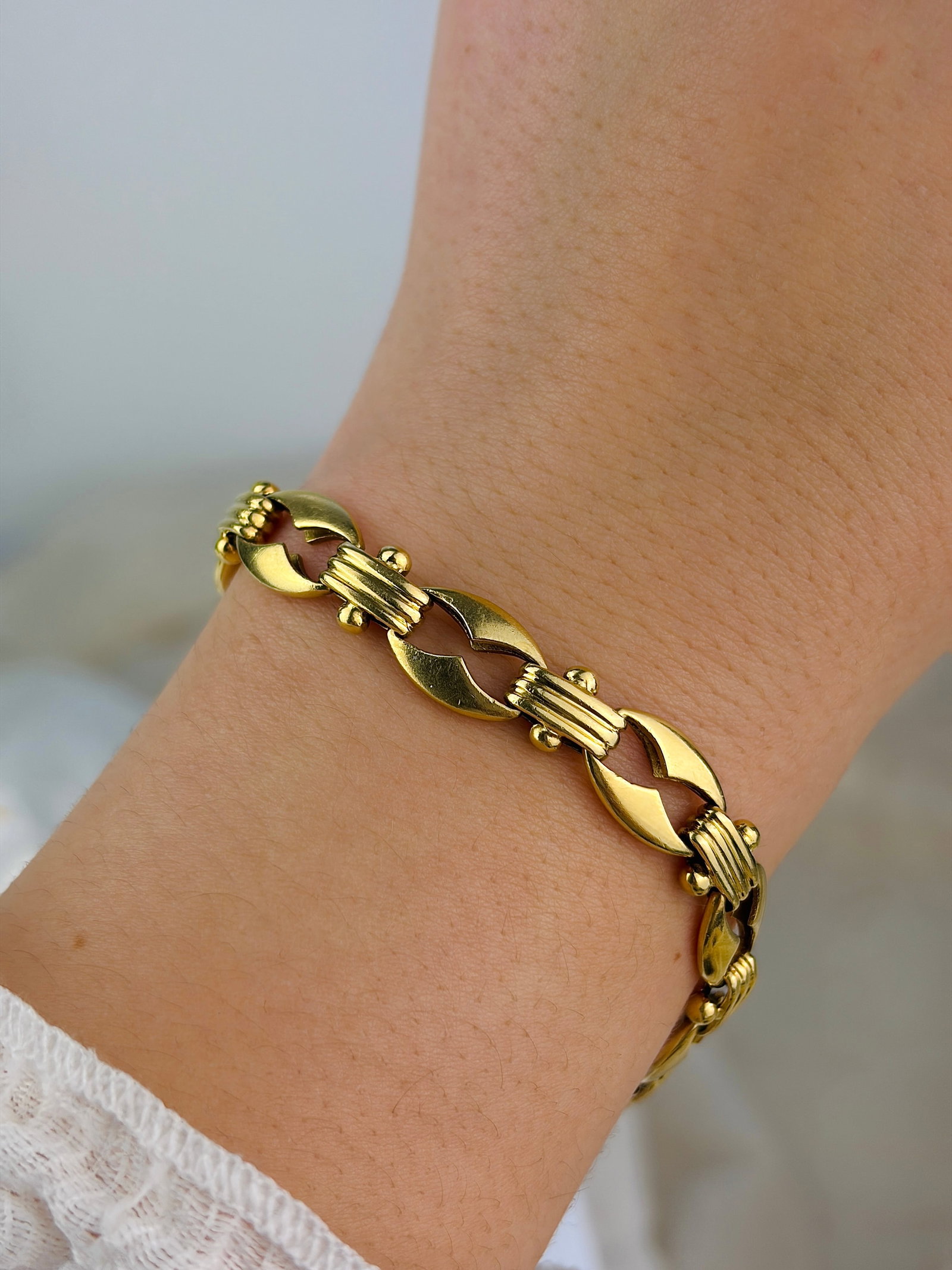 HEAVY 18CT YELLOW GOLD UNUSUAL LINK BRACELET - 8