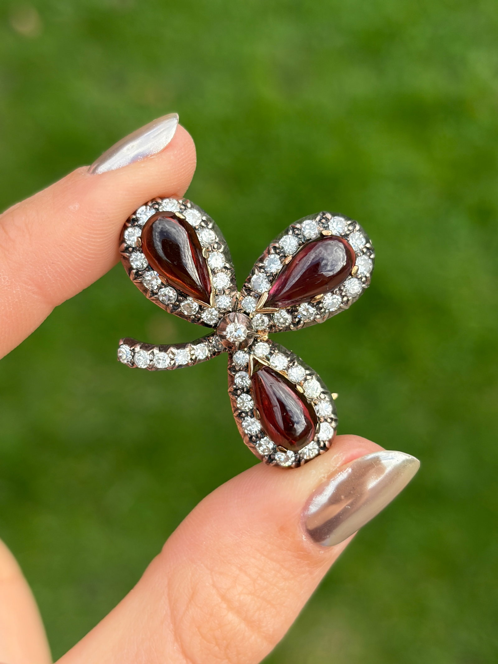 Antique Boxed Cabochon Garnet and Diamond Brooch in Silver and Gold - 8