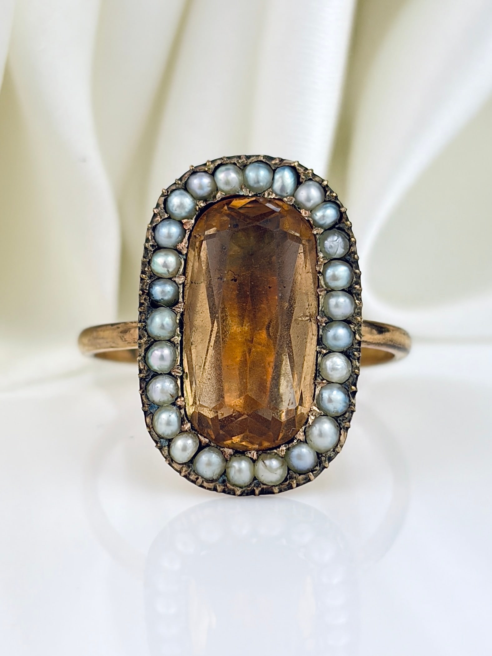 ANTIQUE GEORGIAN YELLOW PASTE AND PEARL HALO RING IN GOLD: ANTIQUE GEORGIAN YELLOW PASTE AND PEARL HALO RING IN GOLD