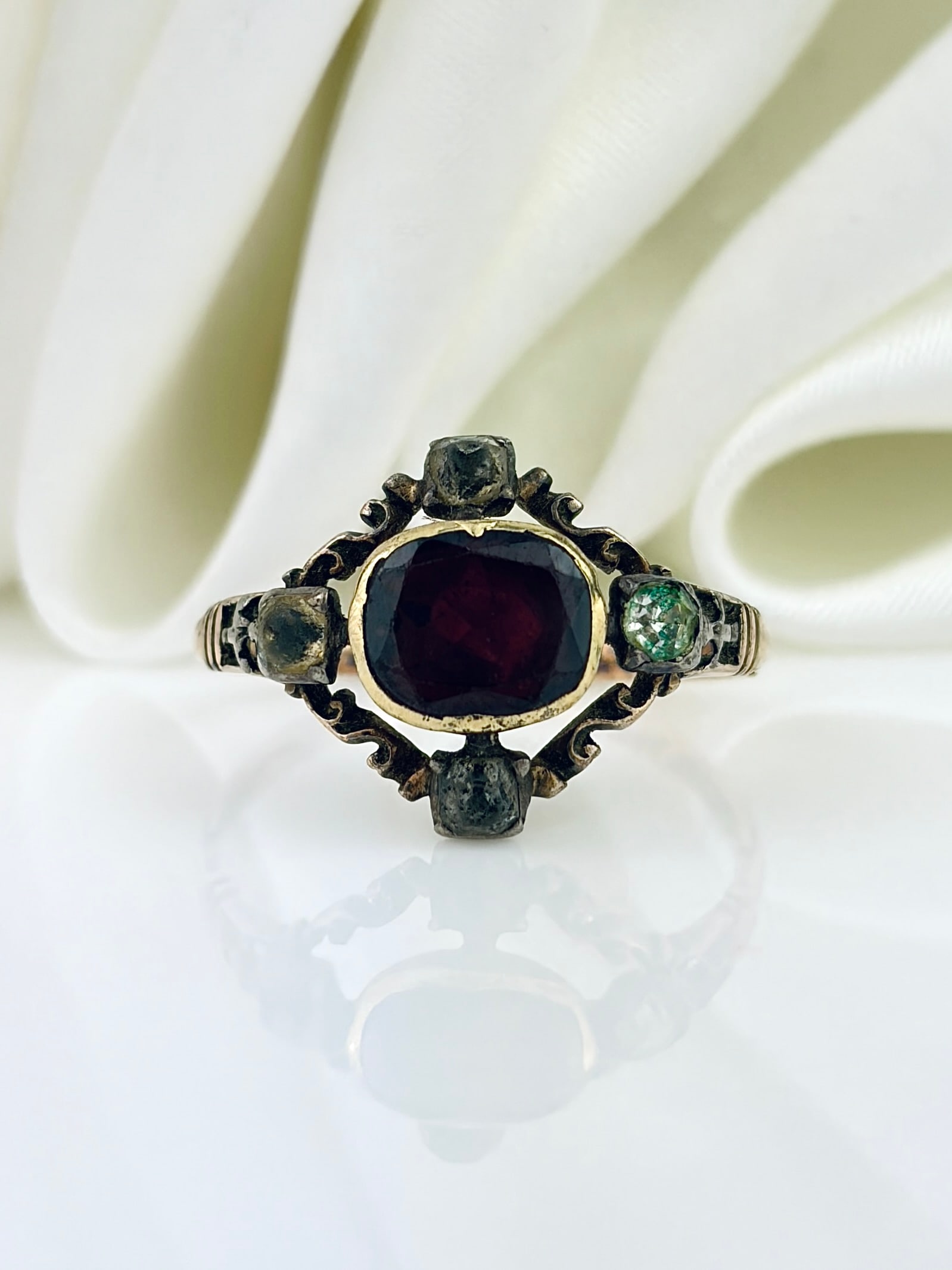 ANTIQUE GEORGIAN FLAT CUT GARNET AND PASTE RING IN GOLD: ANTIQUE GEORGIAN FLAT CUT GARNET AND PASTE RING IN GOLD Wonderful ring crafted in the Georgian era, with a foiled back fat cut garnet stone!