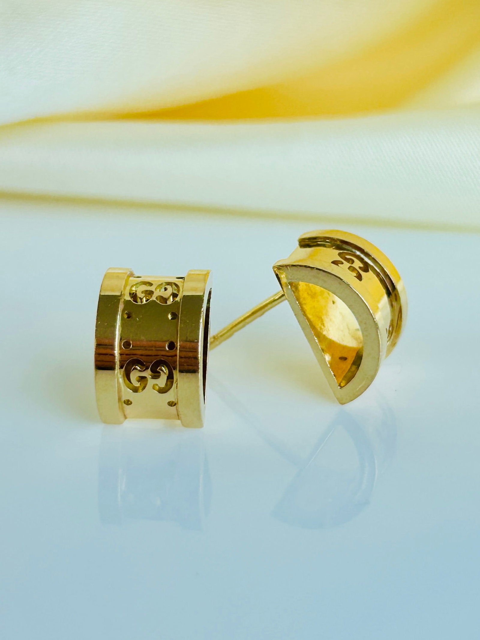 GUCCI Icon 18ct Yellow Gold Stud Earrings in Gucci Box: Gucci Icon 18ct Yellow Gold Stud Earrings in Gucci Box Weight: 2.71g individually Size: 10x6mm Hallmarks: Stamped GUCCI, and 18ct on posts Condition: The overall condition is very good