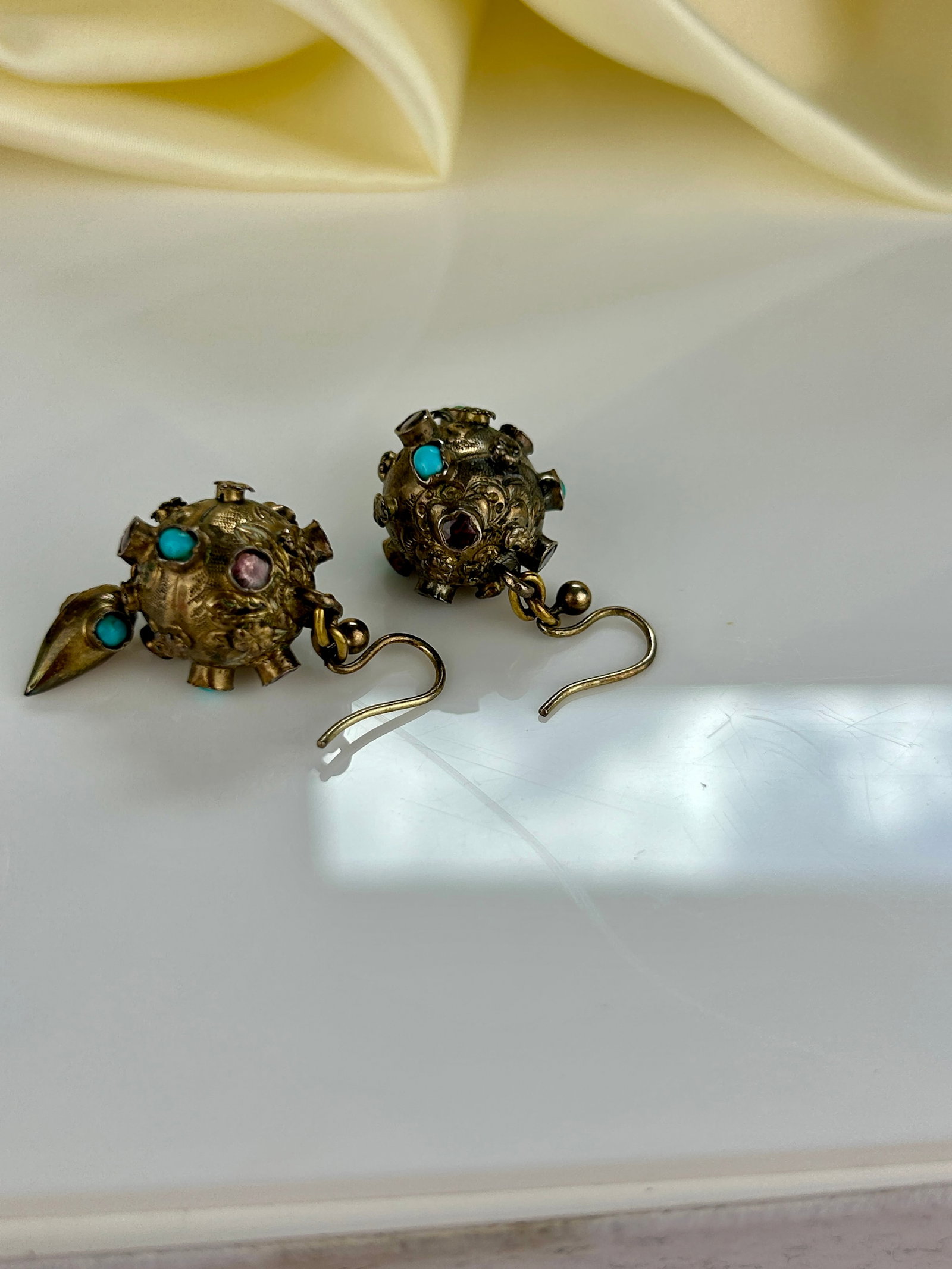 Victorian Turquoise and Flat Cut Garnet Sputnik Earrings in Gilt Metal - 5