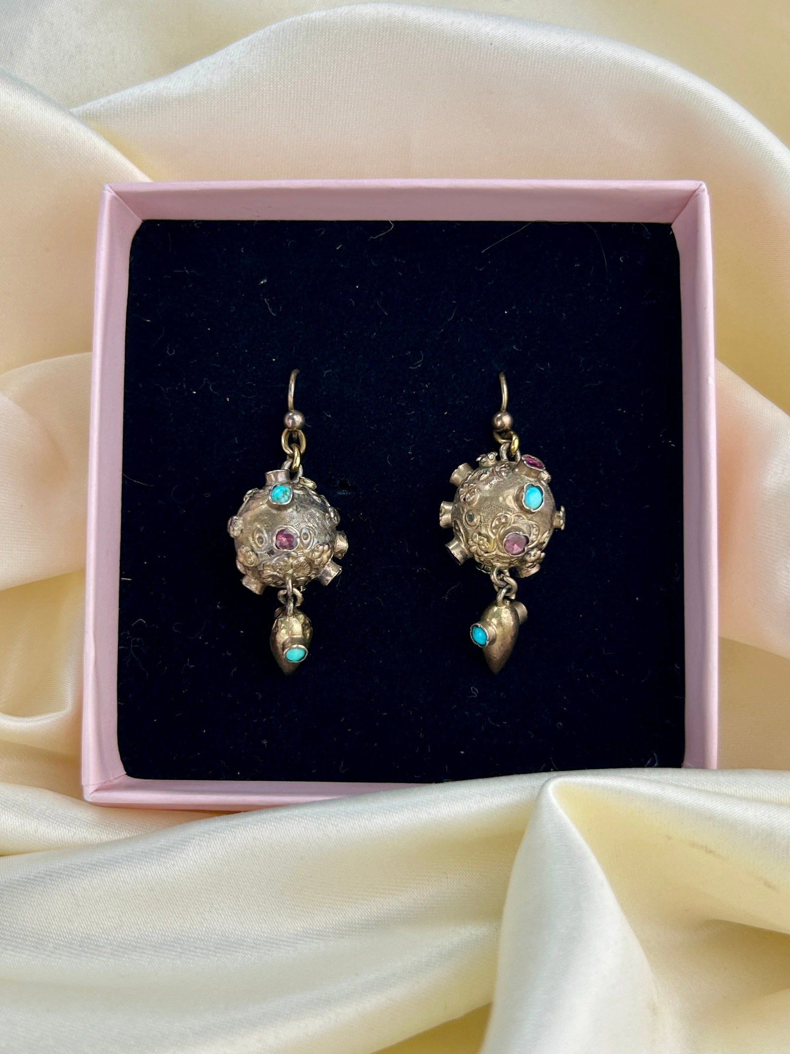 Victorian Turquoise and Flat Cut Garnet Sputnik Earrings in Gilt Metal - 8