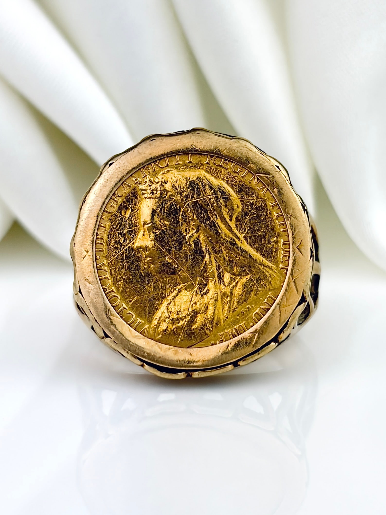 CHUNKY & HEAVY 1/2 SOVEREIGN GOLD RING (1 of 10)