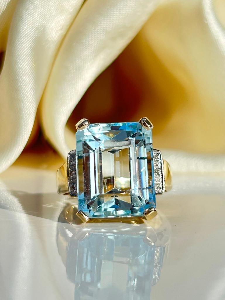 18ct Yellow Gold Large Aquamarine and Diamond Cocktail Ring: 18ct Yellow Gold Large Aquamarine and Diamond Cocktail Ring the most beautiful clear aquamarine stone with diamond shoulders measurements size UK N US 7 head of ring 16mm x