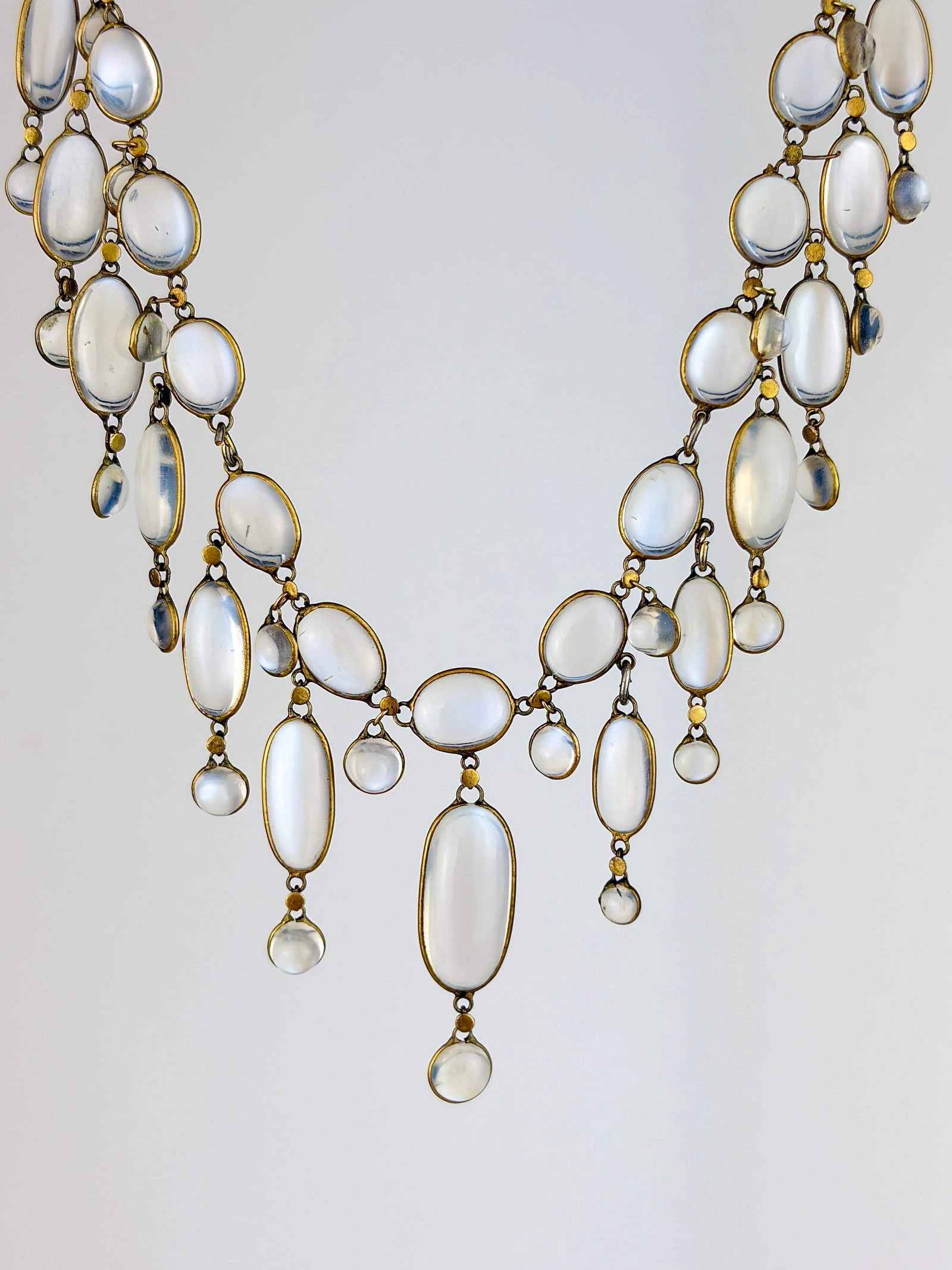 OUTSTANDING 18CT YELLOW GOLD ANTIQUE BLUE MOONSTONE DROP NECKLACE: OUTSTANDING 18CT YELLOW GOLD ANTIQUE BLUE MOONSTONE DROP NECKLACE A gorgeous moonstone drop fringe necklace! There is no clasp and a couple drops missing.