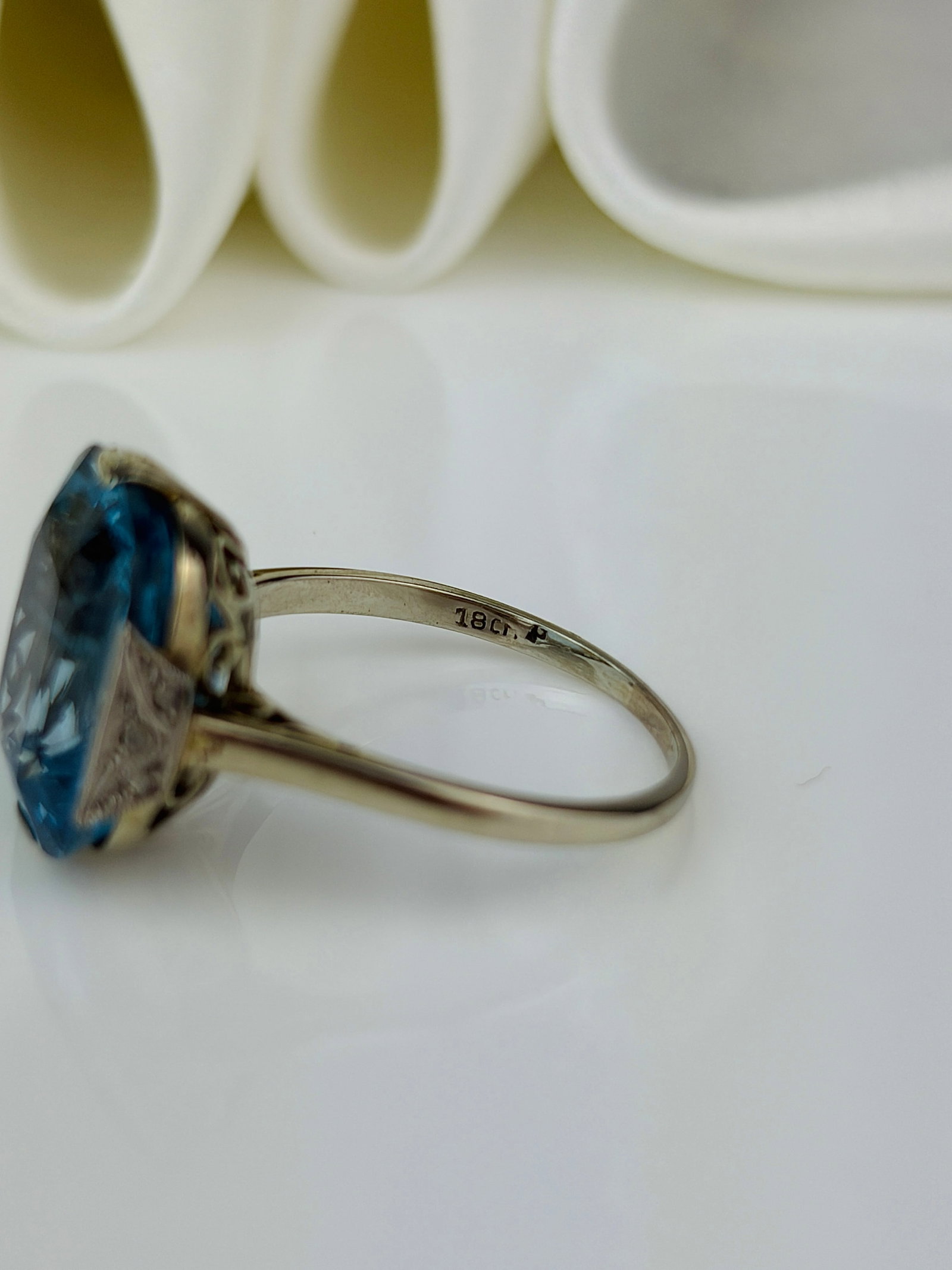 ART DECO ERA BLUE SPINEL AND DIAMOND COCKTAIL RING IN 18CT WHITE GOLD - 4