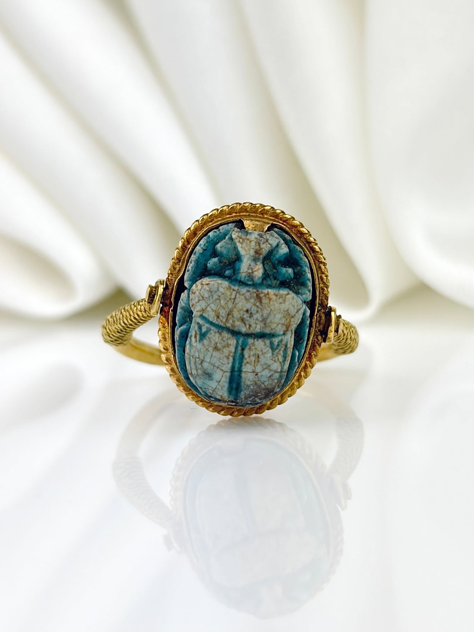RARE ANTIQUE SPINNING CARVED SCARAB RING IN 18CT GOLD: RARE ANTIQUE SPINNING CARVED SCARAB RING IN 18CT GOLD The coolest ring, featuring a spinning carved scarab!