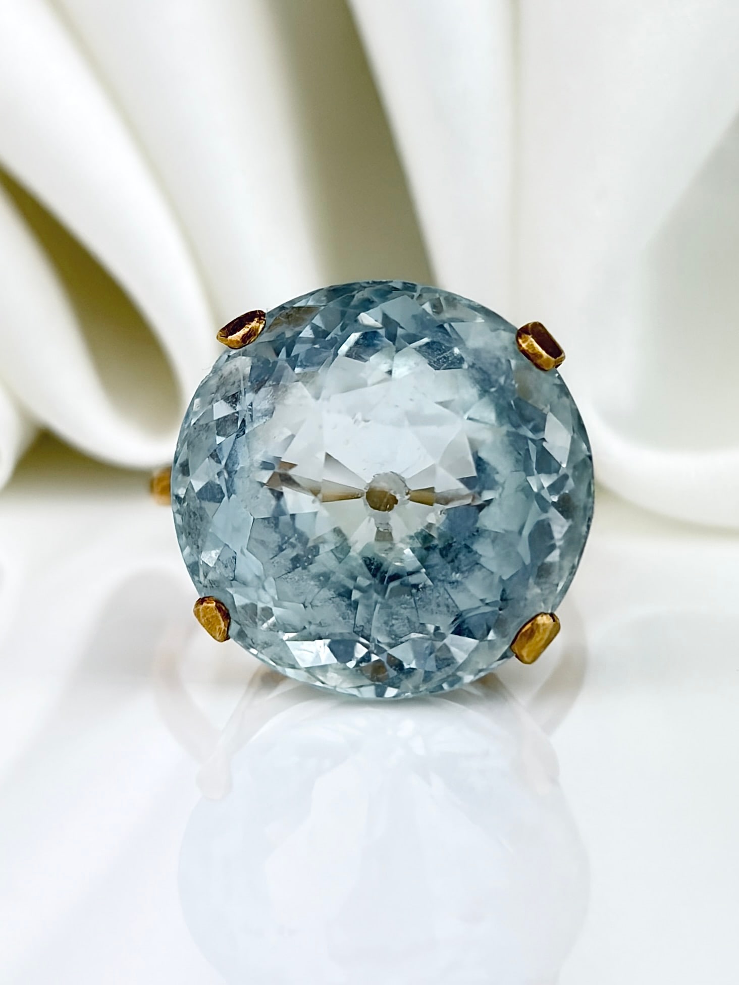 18CT YELLOW GOLD HUGE 10CT AQUAMARINE SOLITAIRE RING (1 of 10)