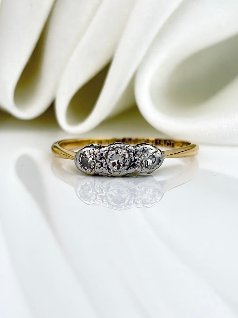 ANTIQUE 18CT GOLD DIAMOND 3 STONE RING: ANTIQUE 18CT GOLD DIAMOND 3 STONE RING Beautiful ring with fading inscription. Amazing!