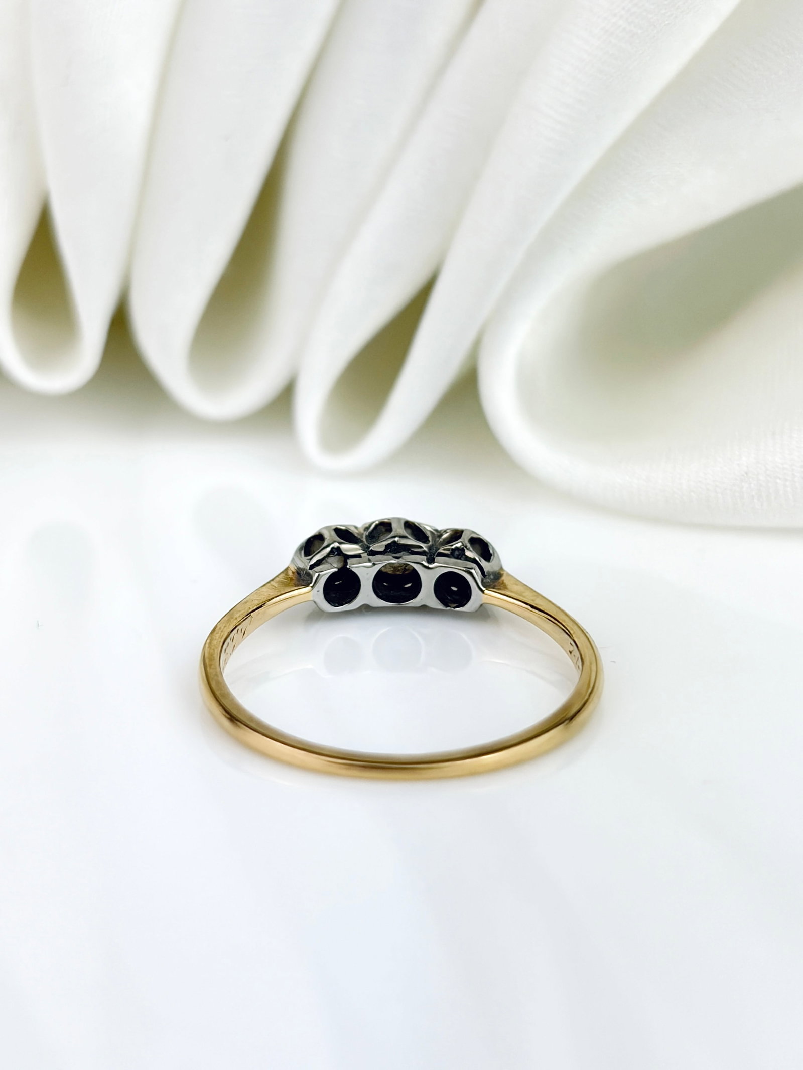 ANTIQUE 18CT GOLD DIAMOND 3 STONE RING - 3
