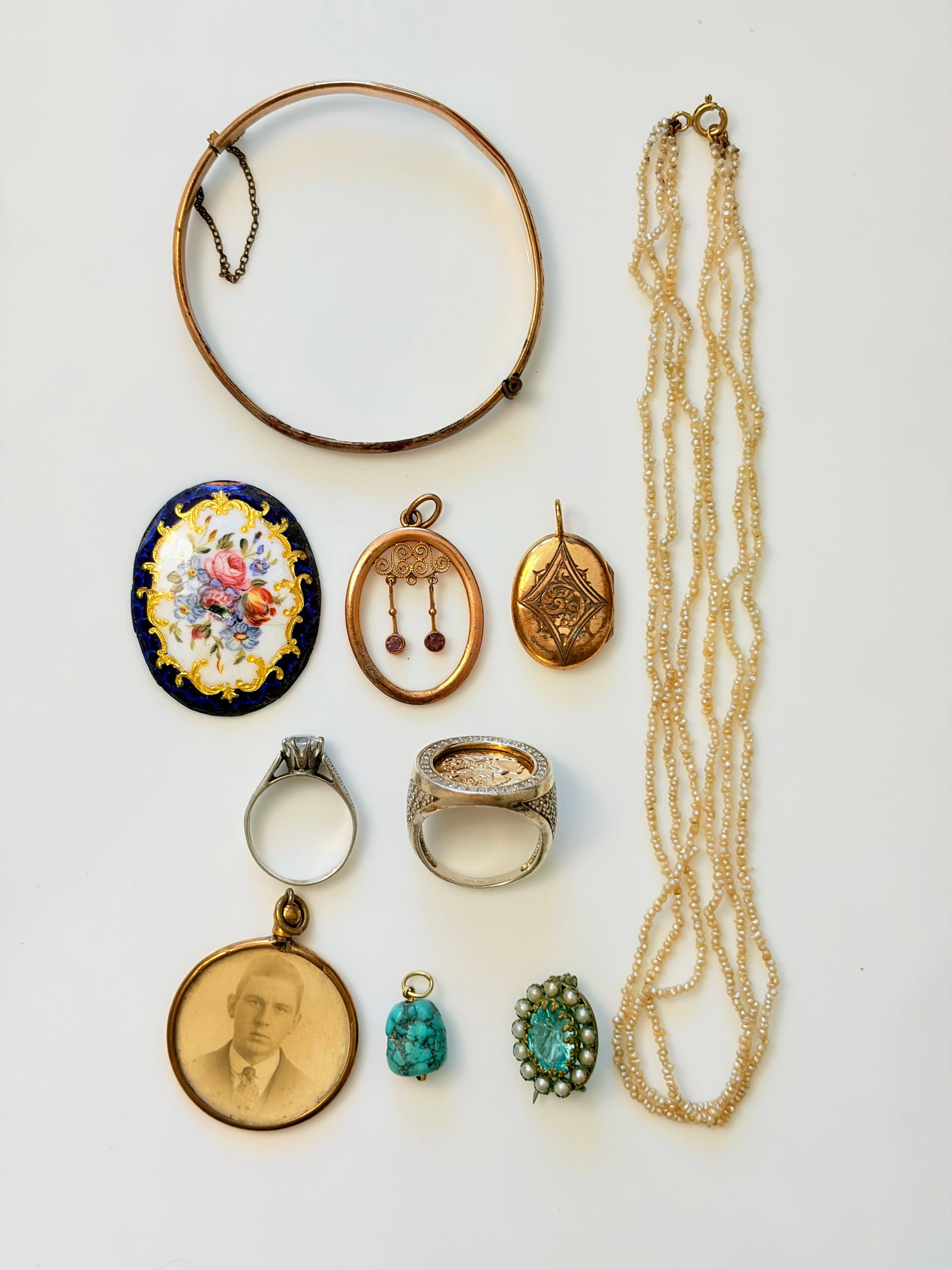 MIXED LOT- LOCKETS, RING, BROOCHES ETC: MIXED LOT- LOCKETS, RING, BROOCHES ETC