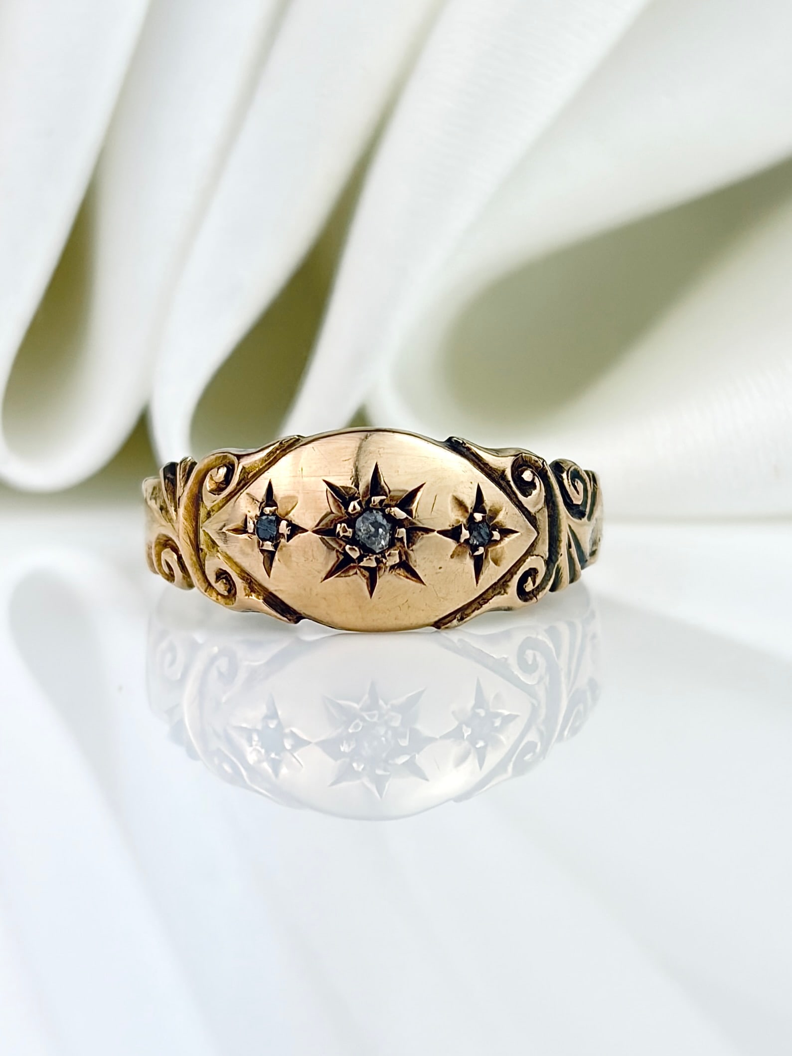 ANTIQUE 18CT YELLOW GOLD 3 STONE STAR SET RING: ANTIQUE 18CT YELLOW GOLD 3 STONE STAR SET RING Beautiful chunky ring!